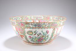 A LARGE CANTONESE FAMILLE ROSE BOWL, 19TH CENTURY