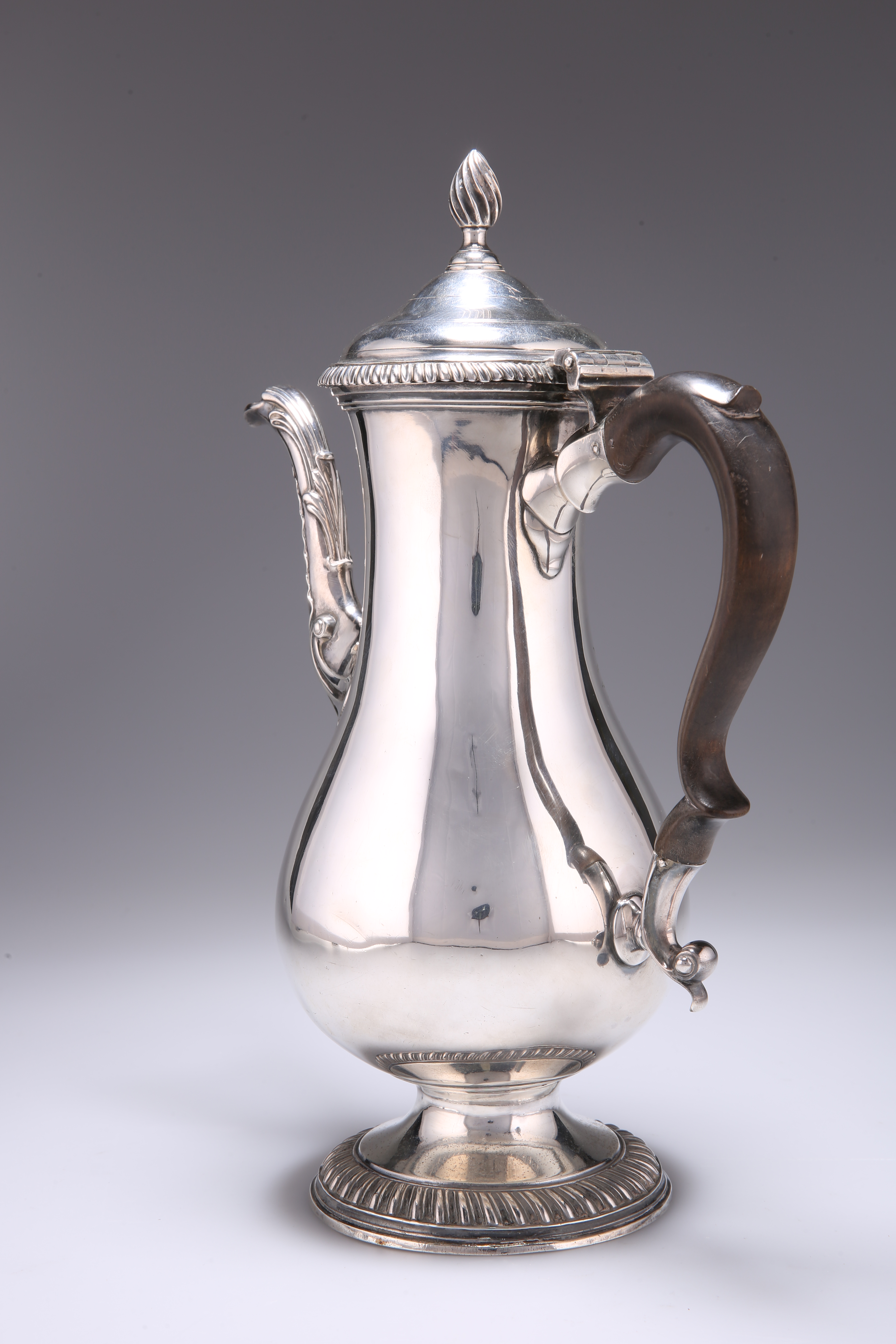 A GEORGE III SILVER COFFEE POT - Image 4 of 5