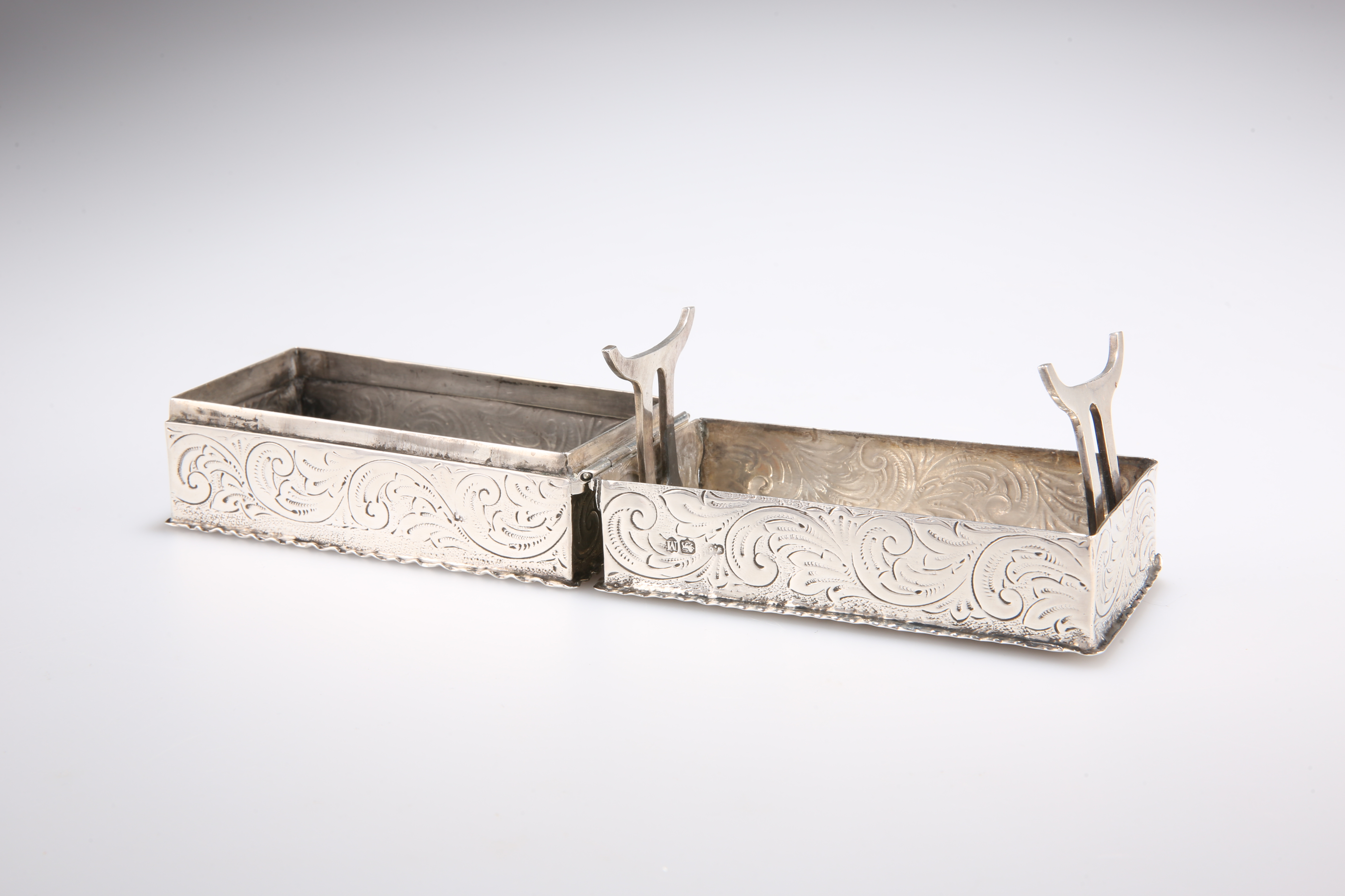 A VICTORIAN SILVER BOX, by William Comyns & Sons, London 1887 - Image 3 of 4
