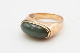 A 14CT YELLOW GOLD AND GREEN STONE RING