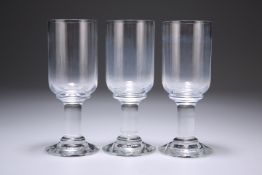 A SET OF THREE LATE VICTORIAN SHERRY OR SPARKLING WINE GLASSES, each with deep cylindrical bowl,