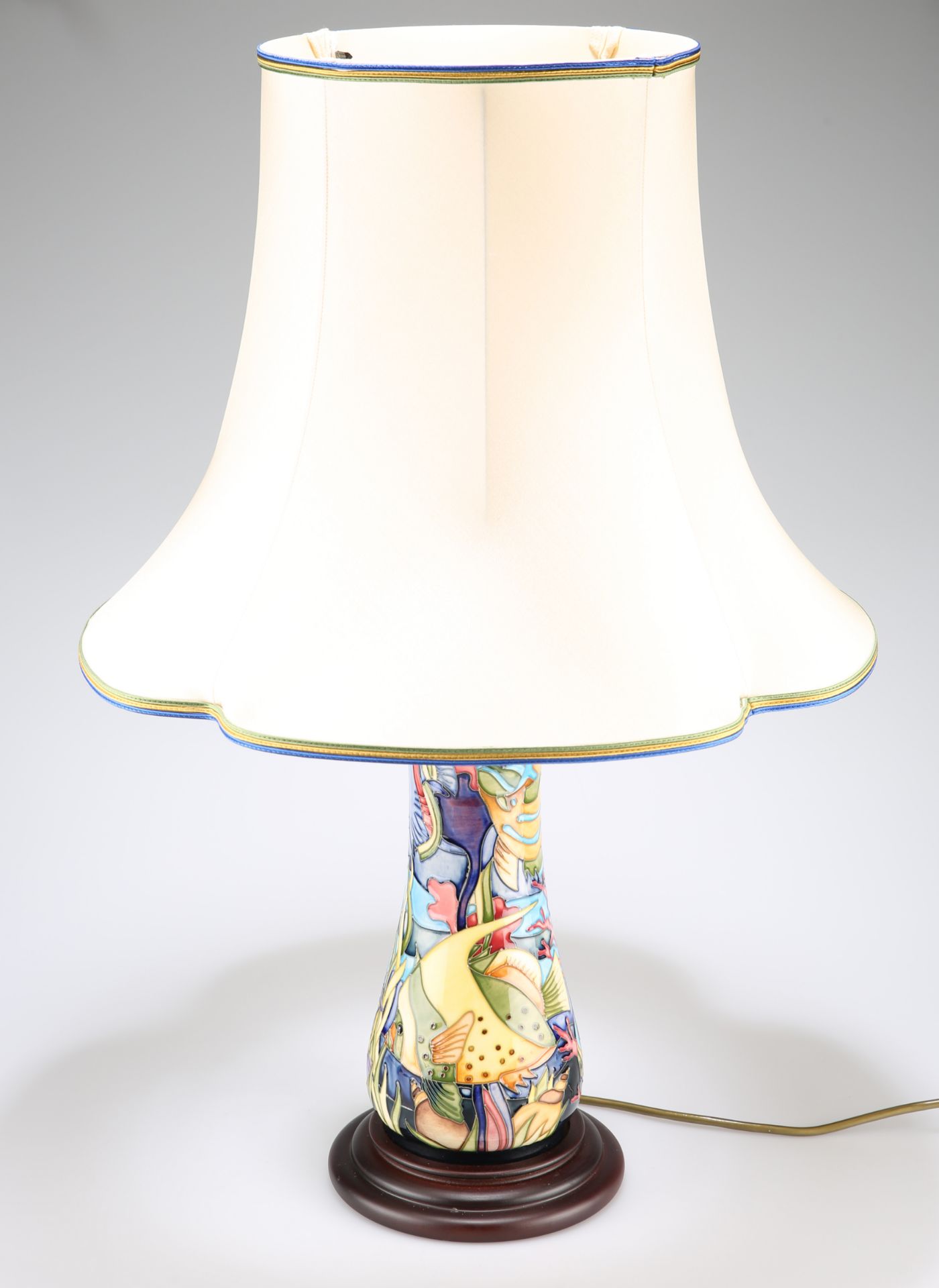 A MOORCROFT TABLE LAMP IN THE MARTINIQUE PATTERN, BY JEANNE MCDOUGALL - Bild 2 aus 2