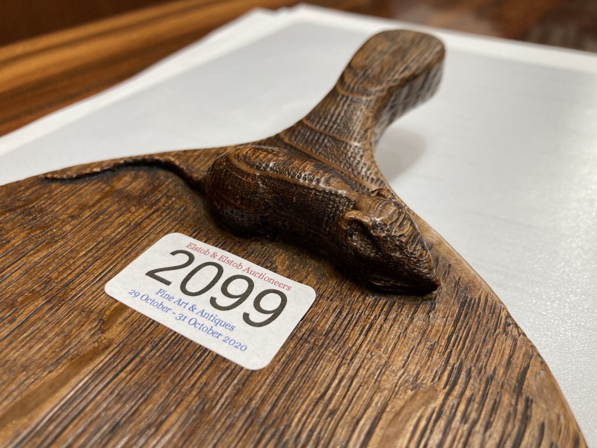 ROBERT THOMPSON OF KILBURN AN EARLY MOUSEMAN OAK CHEESEBOARD, carved mouse signature to the oval - Bild 2 aus 4