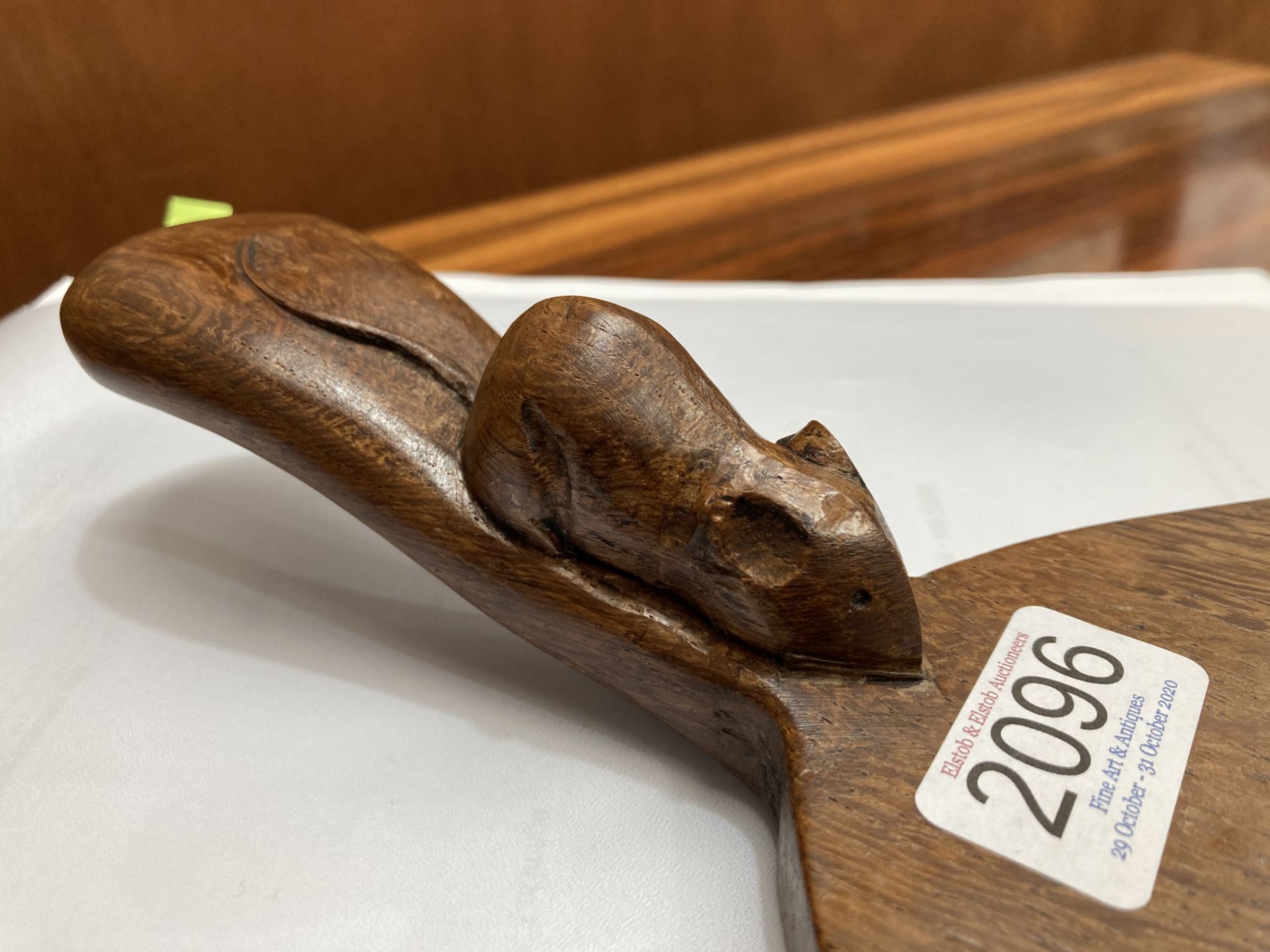 ROBERT THOMPSON OF KILBURN A MOUSEMAN OAK CHEESEBOARD, the oval board with slight adzing, carved - Bild 4 aus 4