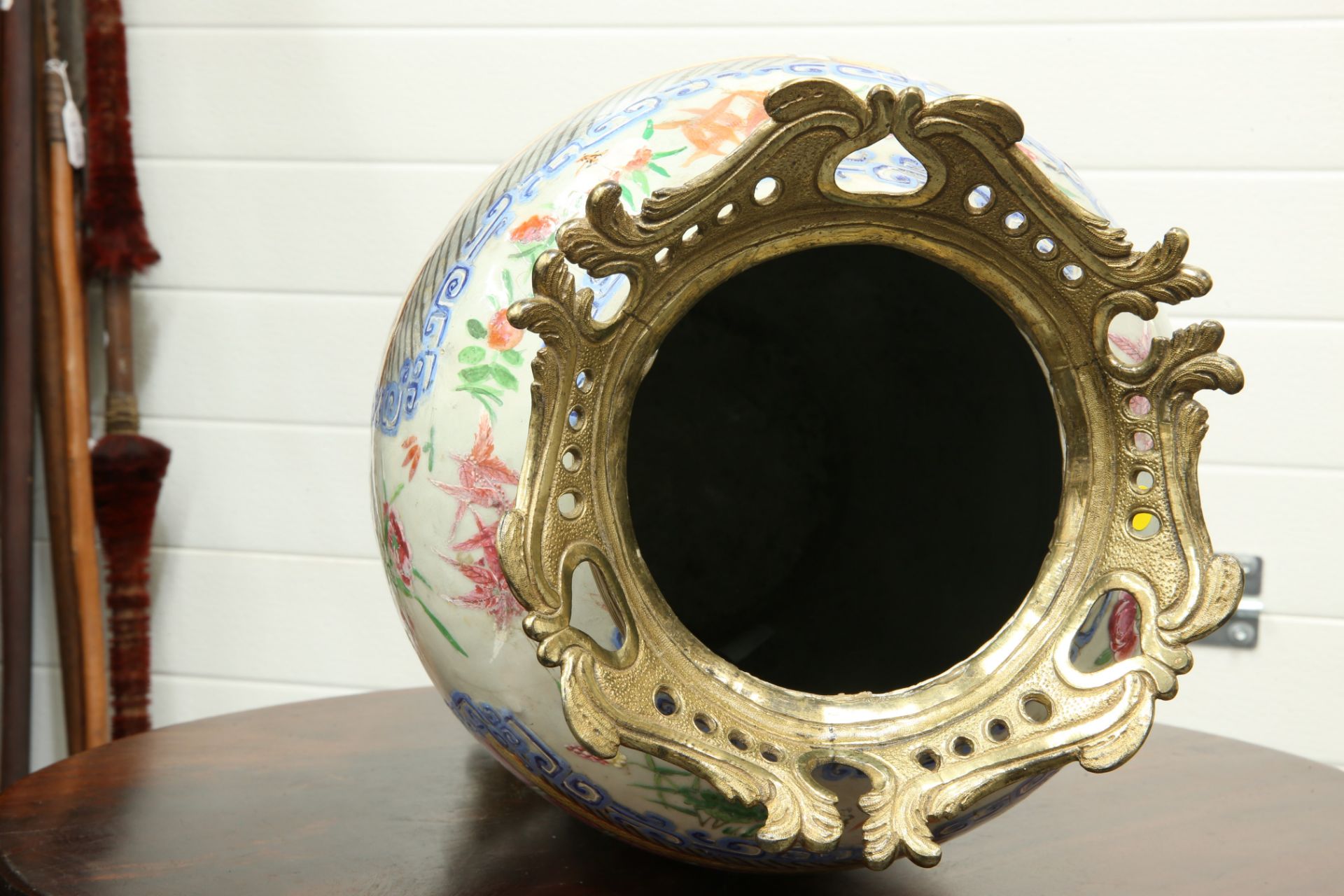 A LARGE 19TH CENTURY CANTONESE FAMILLE ROSE GILT-METAL MOUNTED VASE, ovoid, painted to either side - Bild 3 aus 7