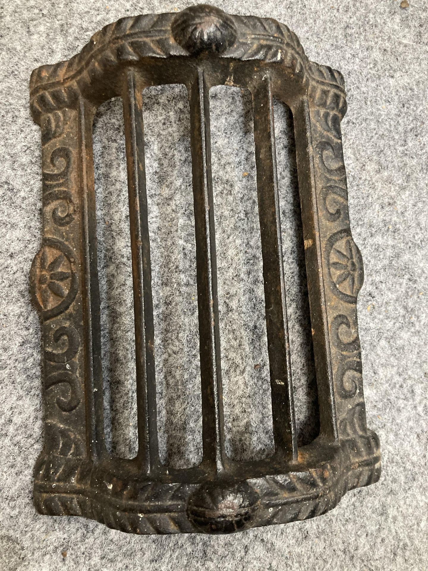 A GROUP OF 19TH CENTURY METALWORK, including cast iron Gothic style door porter; two brass door - Bild 28 aus 31