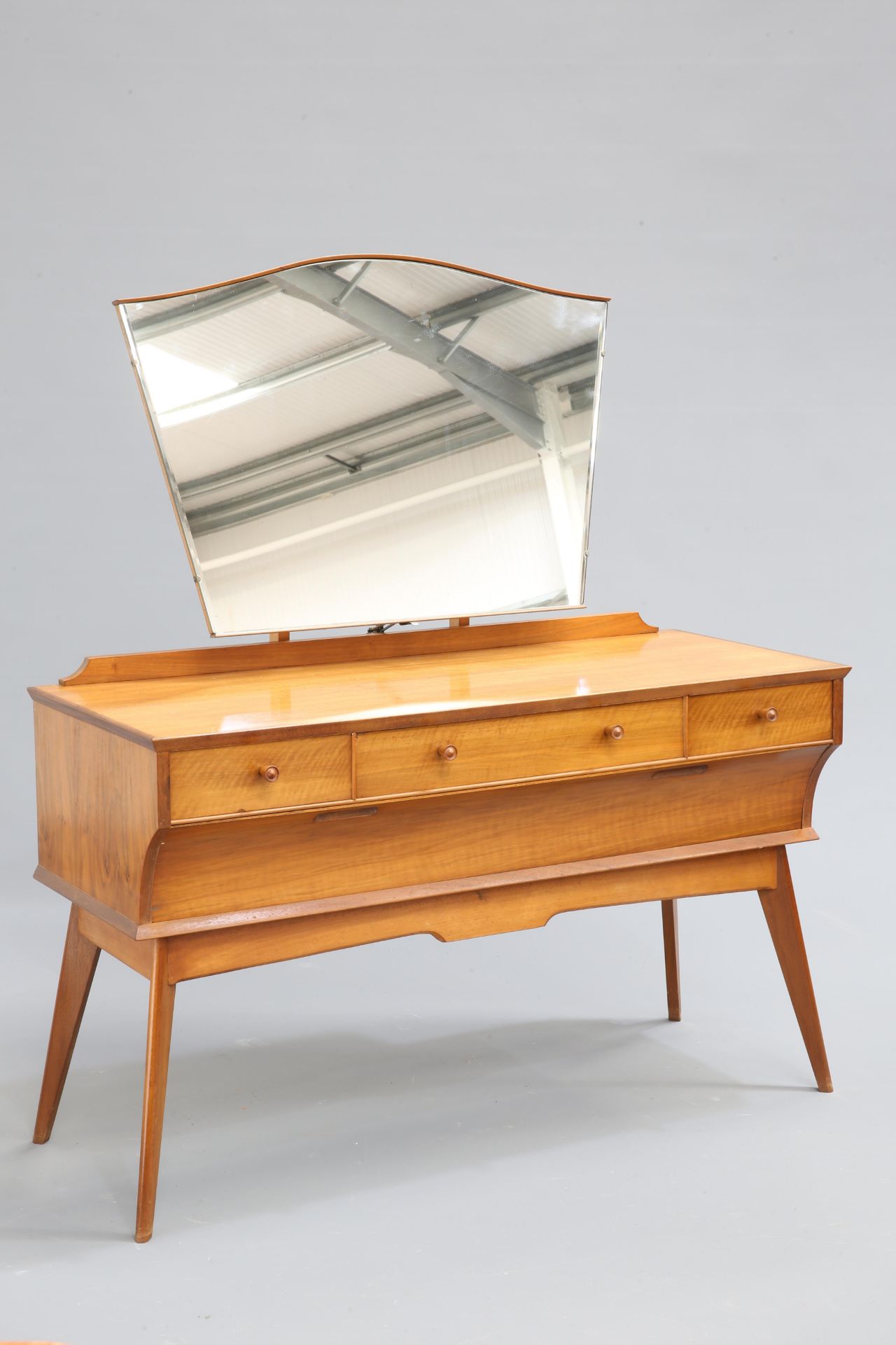 AN ALFRED COX FIVE PIECE WALNUT BEDROOM SUITE comprising his and hers wardrobes, dressing table, - Bild 3 aus 13