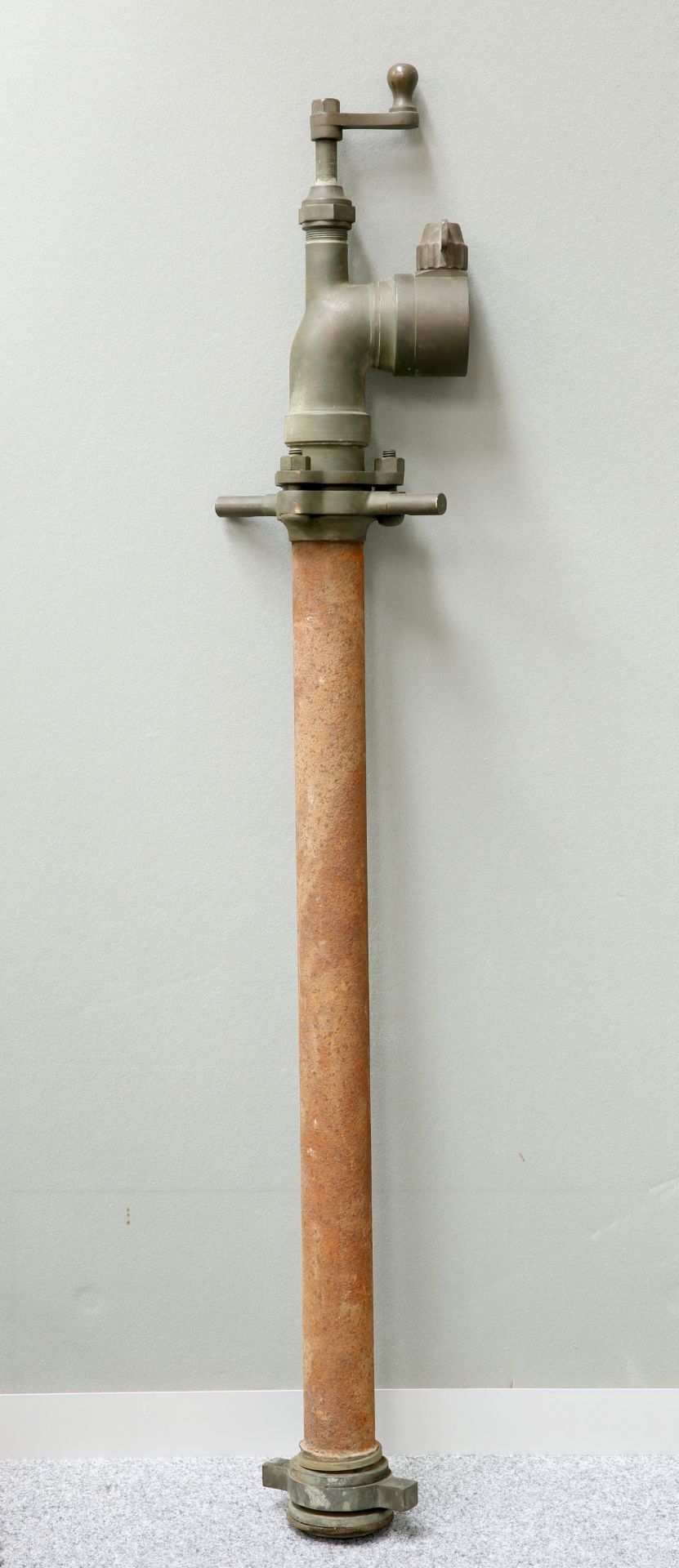 AN EARLY 20TH CENTURY BRONZE FIRE HYDRANT STAND PIPE. 128.5cm
