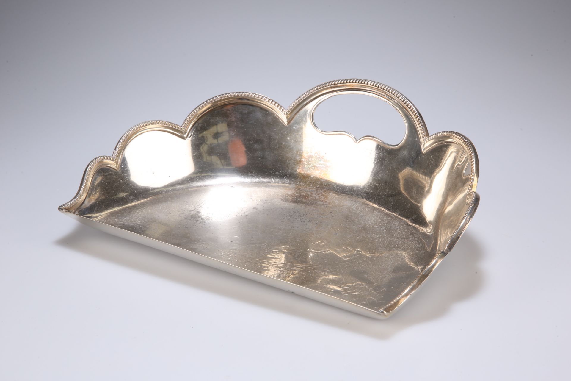 ^ A GROUP OF SILVER-PLATE, comprising a pair of two-handled chafing dishes; a set of four shell-form - Bild 2 aus 5
