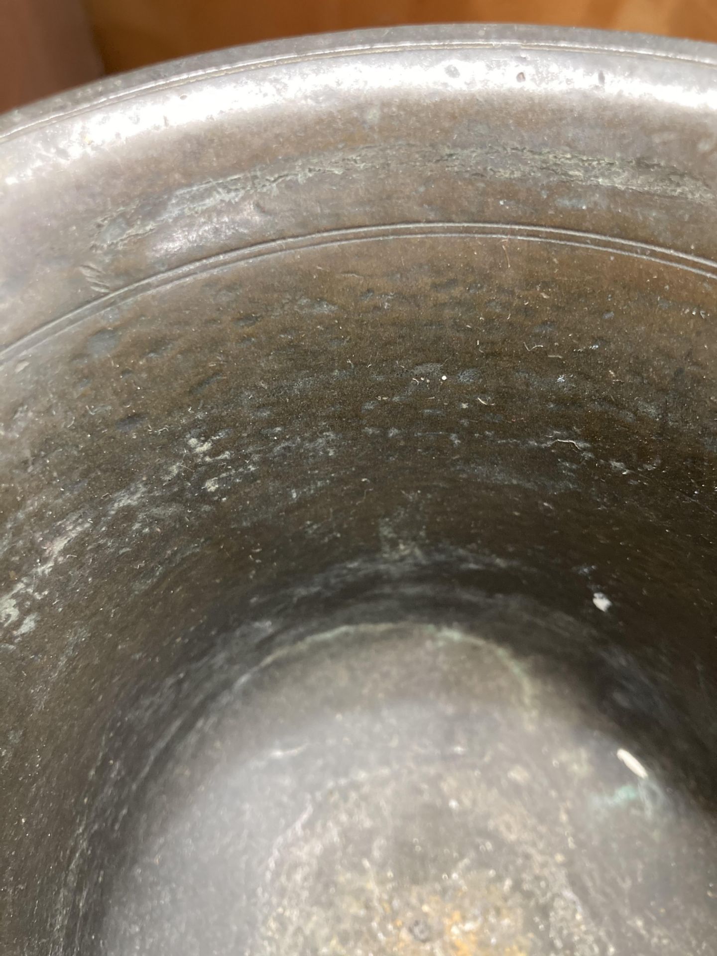 AN 18TH CENTURY BRONZE PESTLE AND MORTAR. Mortar 11.5cm highThe absence of a Condition Report does - Bild 3 aus 10