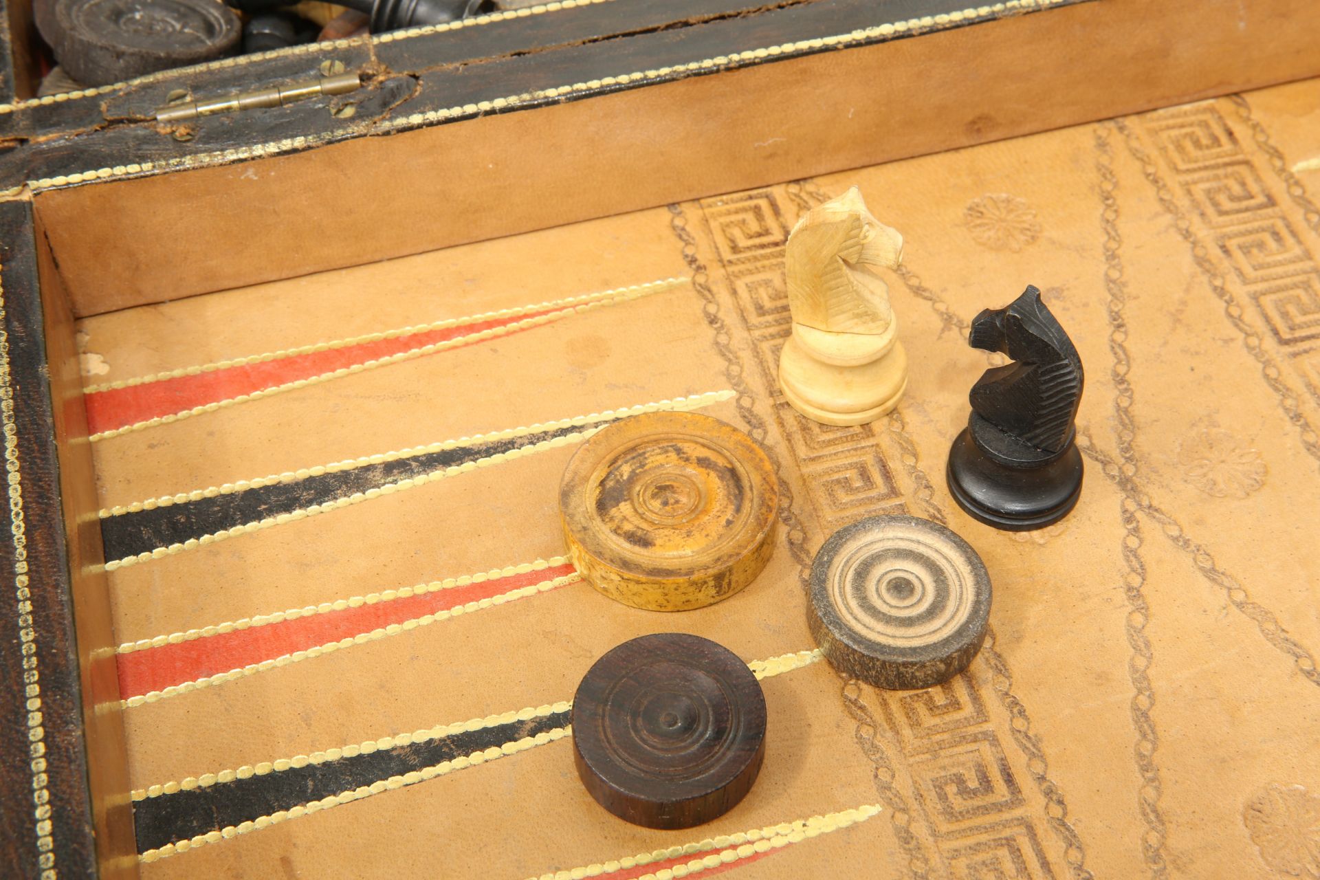 AN EARLY 20TH CENTURY LEATHER-BOUND CHESS AND BACKGAMMON BOARD, the hinged box in the form of two - Bild 4 aus 5