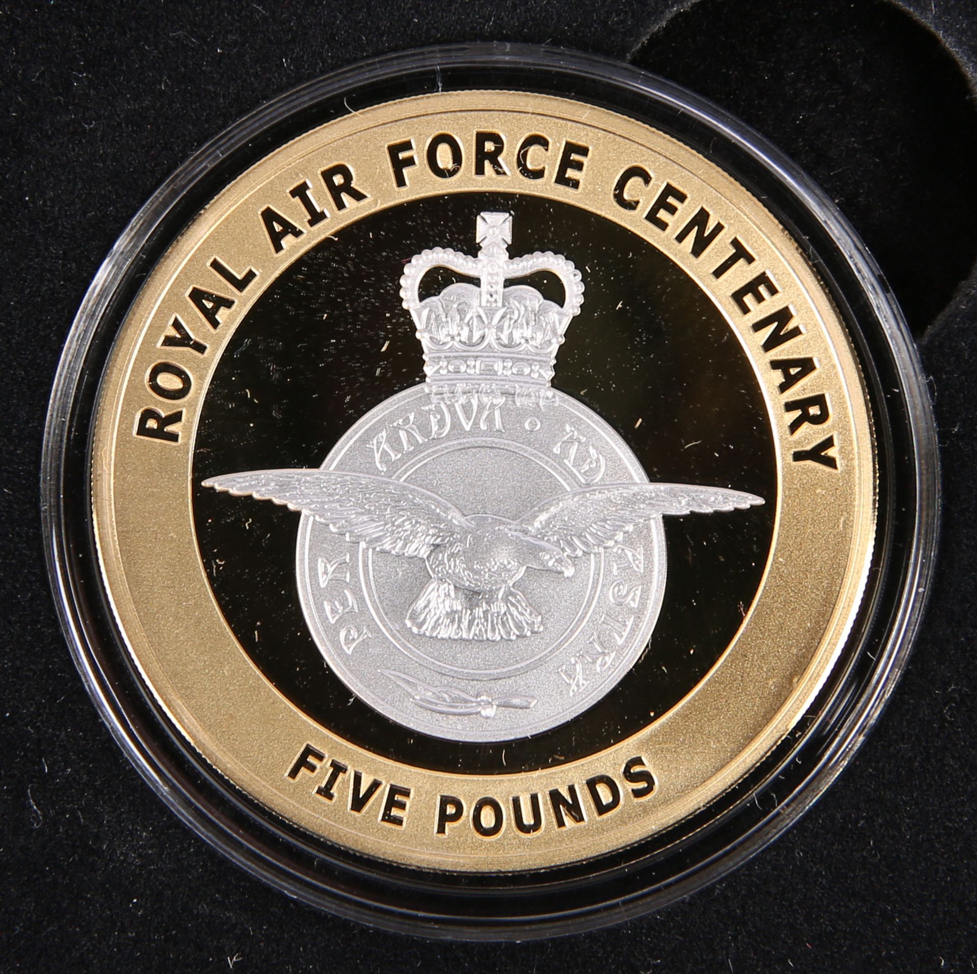 A GUERNSEY LIMITED EDITION FIVE POUND GOLD PROOF COIN, "CELEBRATING 100 YEARS OF THE ROYAL AIR