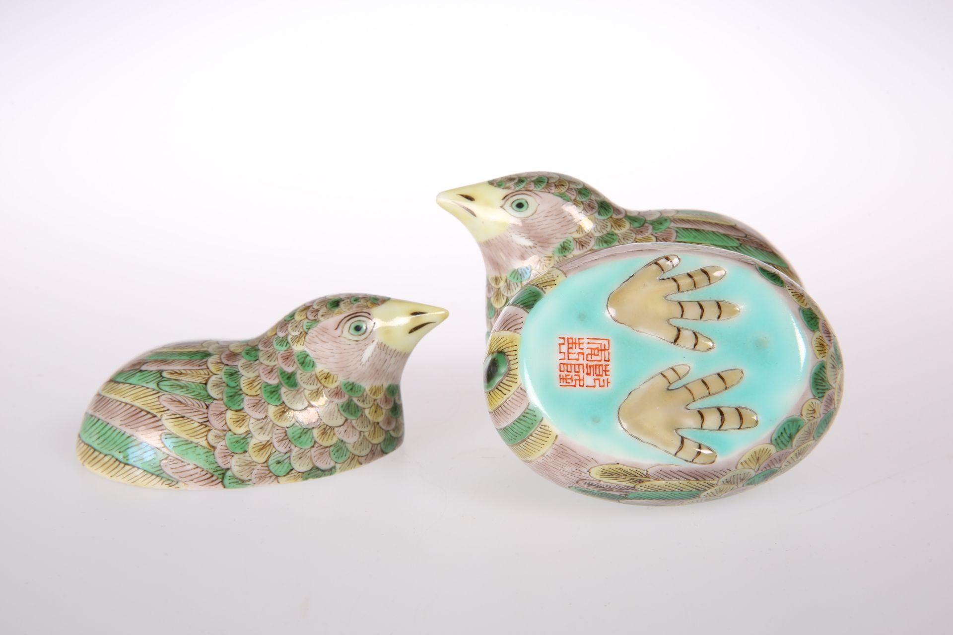 A PAIR OF CHINESE FAMILLE VERTE 'QUAIL' BOXES AND COVERS, naturalistically modelled and painted, - Bild 3 aus 4