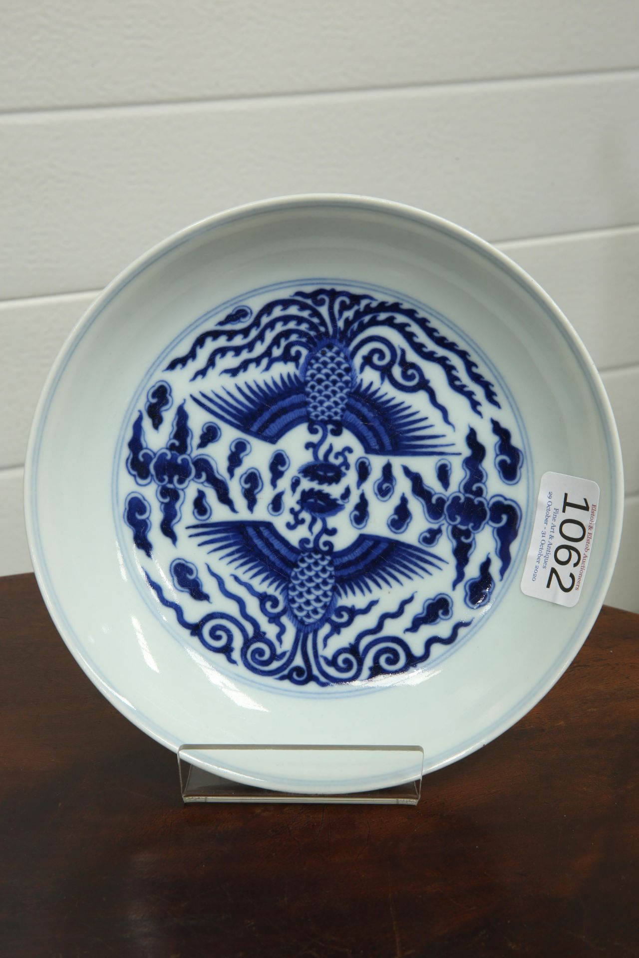 A CHINESE BLUE AND WHITE 'DOUBLE PHOENIX' SAUCER DISH, decorated to the interior with a pair of - Bild 3 aus 5