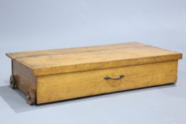 AN ARTS AND CRAFTS OAK UNDER-BED STORAGE OR BLANKET BOX, rectangular, with iron carrying handle