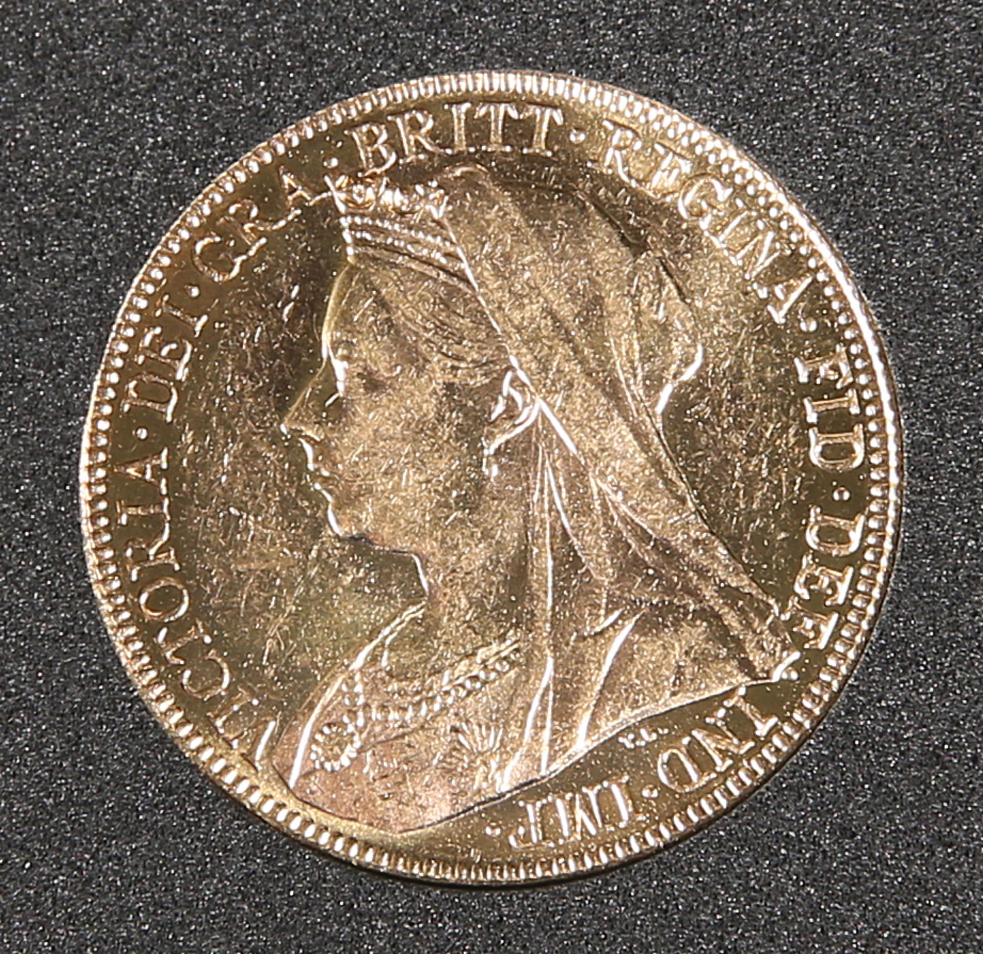 A 1901 FULL SOVEREIGN.