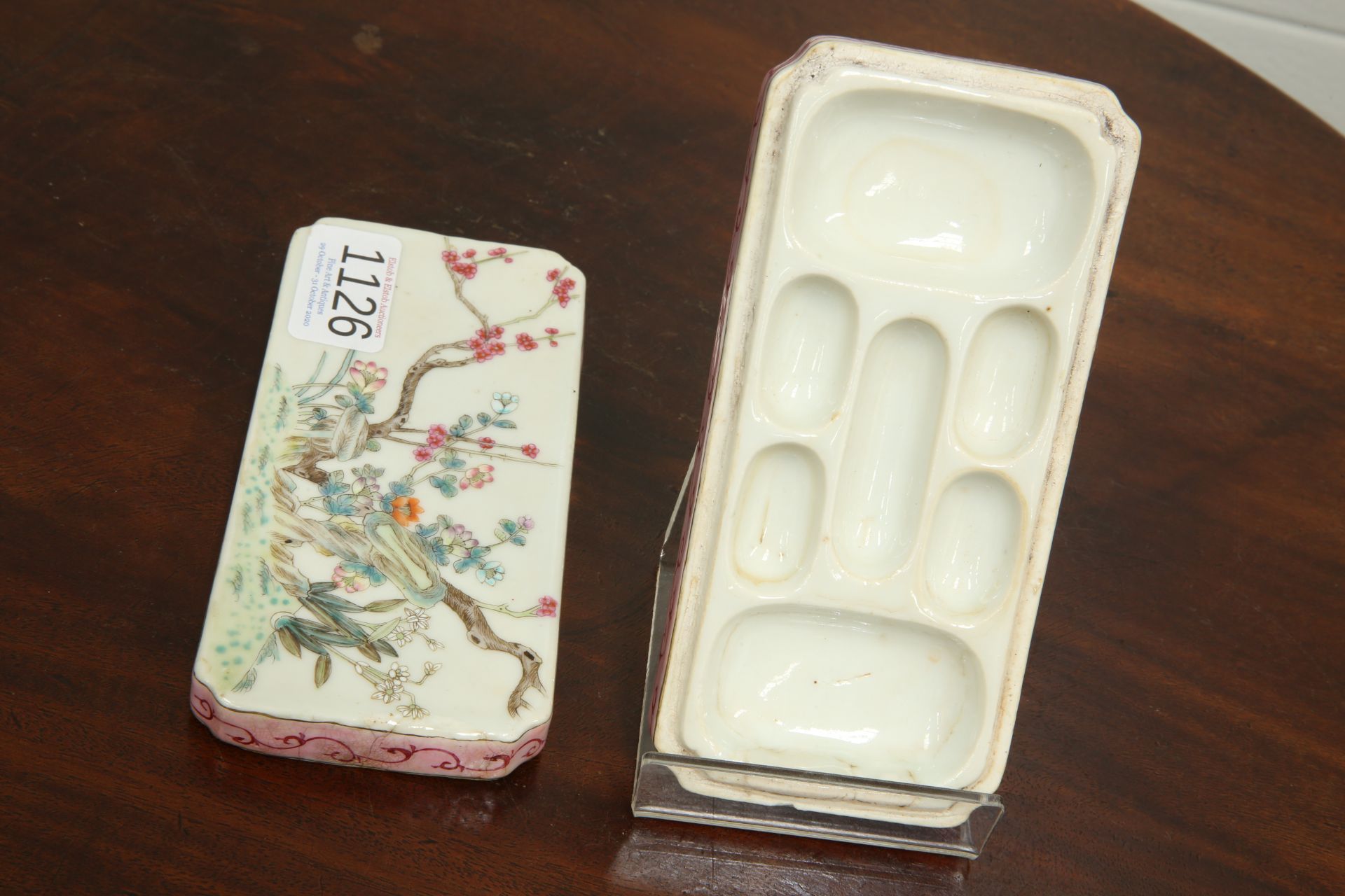 A CHINESE FAMILLE ROSE INK BOX, rectangular with inverted corners, the cover painted with rockwork - Bild 4 aus 5