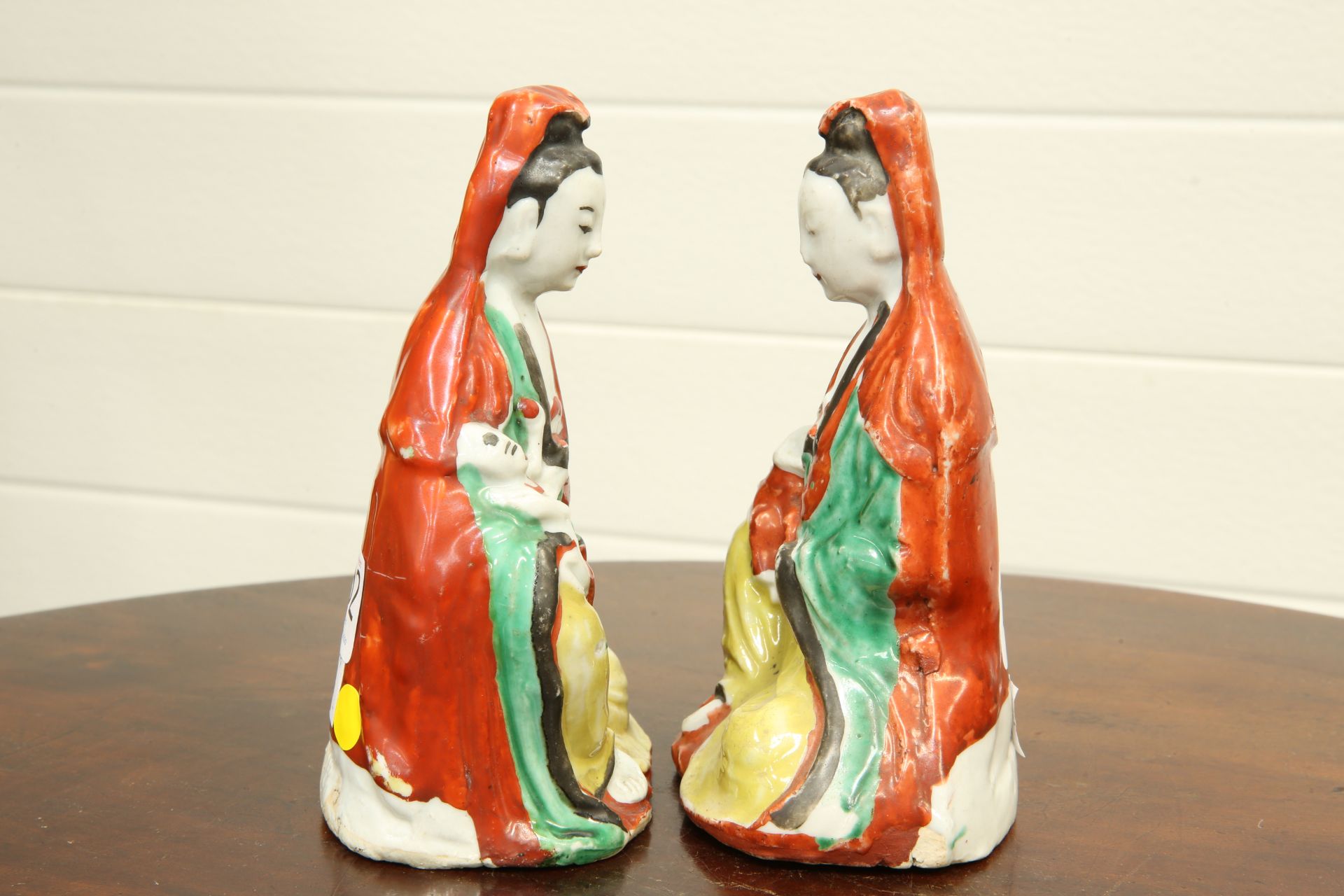 A PAIR OF CHINESE FAMILLE VERTE FIGURES OF GUANYIN, the Bodhisattva modelled seated at each with - Bild 4 aus 6