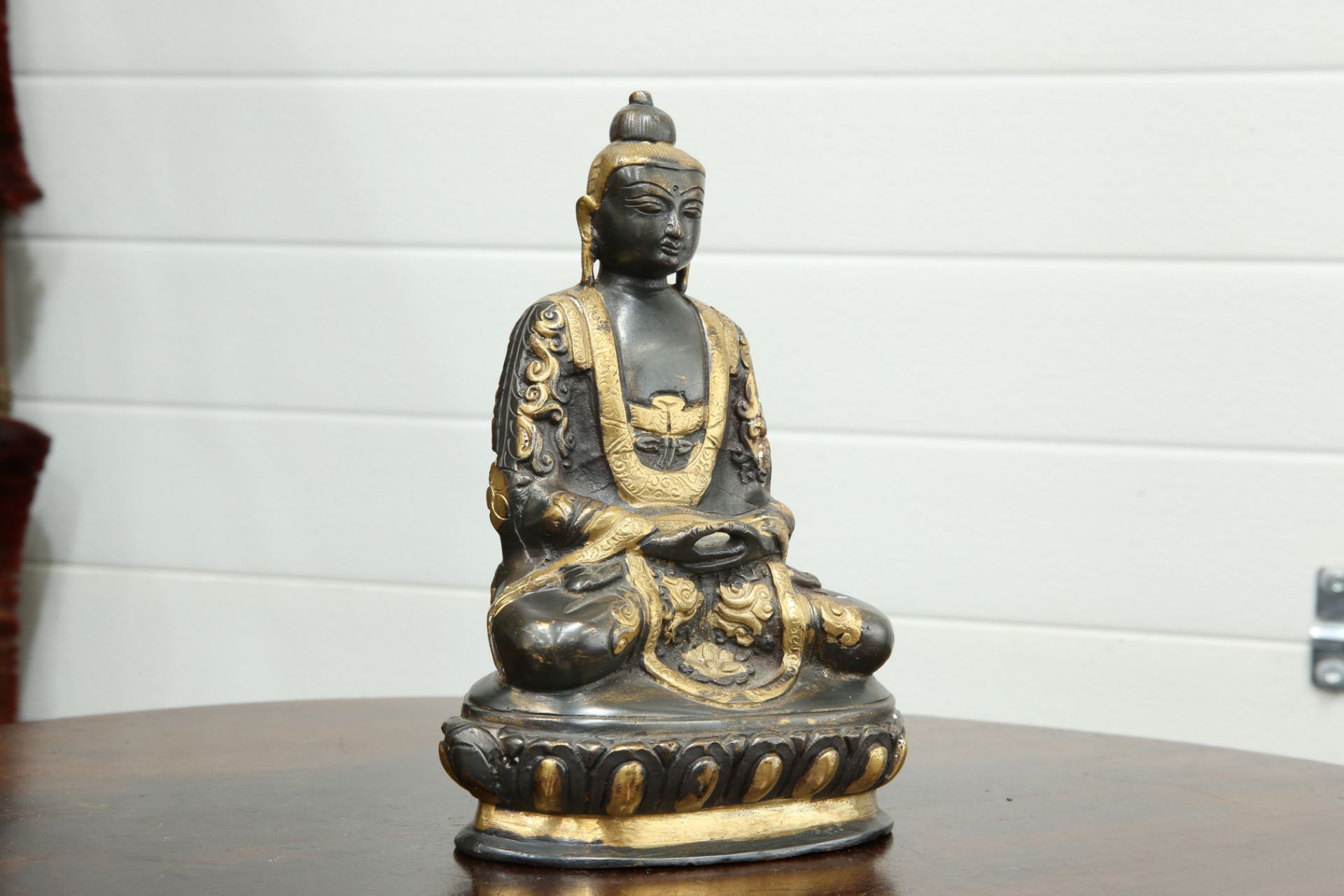 A CHINESE BRONZE FIGURE OF BUDDHA SHAKYAMUNI, 19TH CENTURY, modelled seated, partially gilded. 19. - Bild 2 aus 5