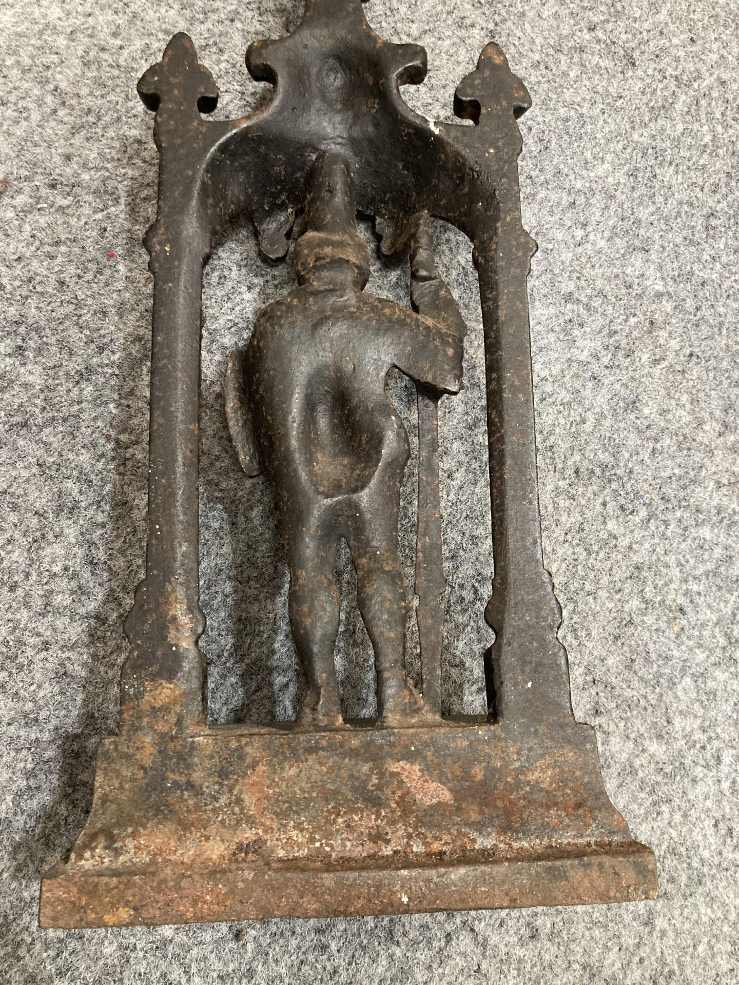 A GROUP OF 19TH CENTURY METALWORK, including cast iron Gothic style door porter; two brass door - Bild 22 aus 31