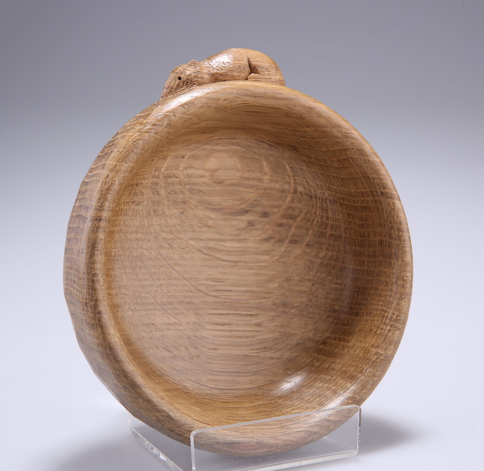 ROBERT THOMPSON OF KILBURN A MOUSEMAN OAK NUT DISH, circular, adzed exterior, carved mouse - Bild 2 aus 2