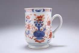 AN 18TH CENTURY CHINESE IMARI TANKARD, of baluster form, painted and gilded to either side with a