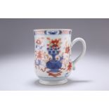 AN 18TH CENTURY CHINESE IMARI TANKARD, of baluster form, painted and gilded to either side with a