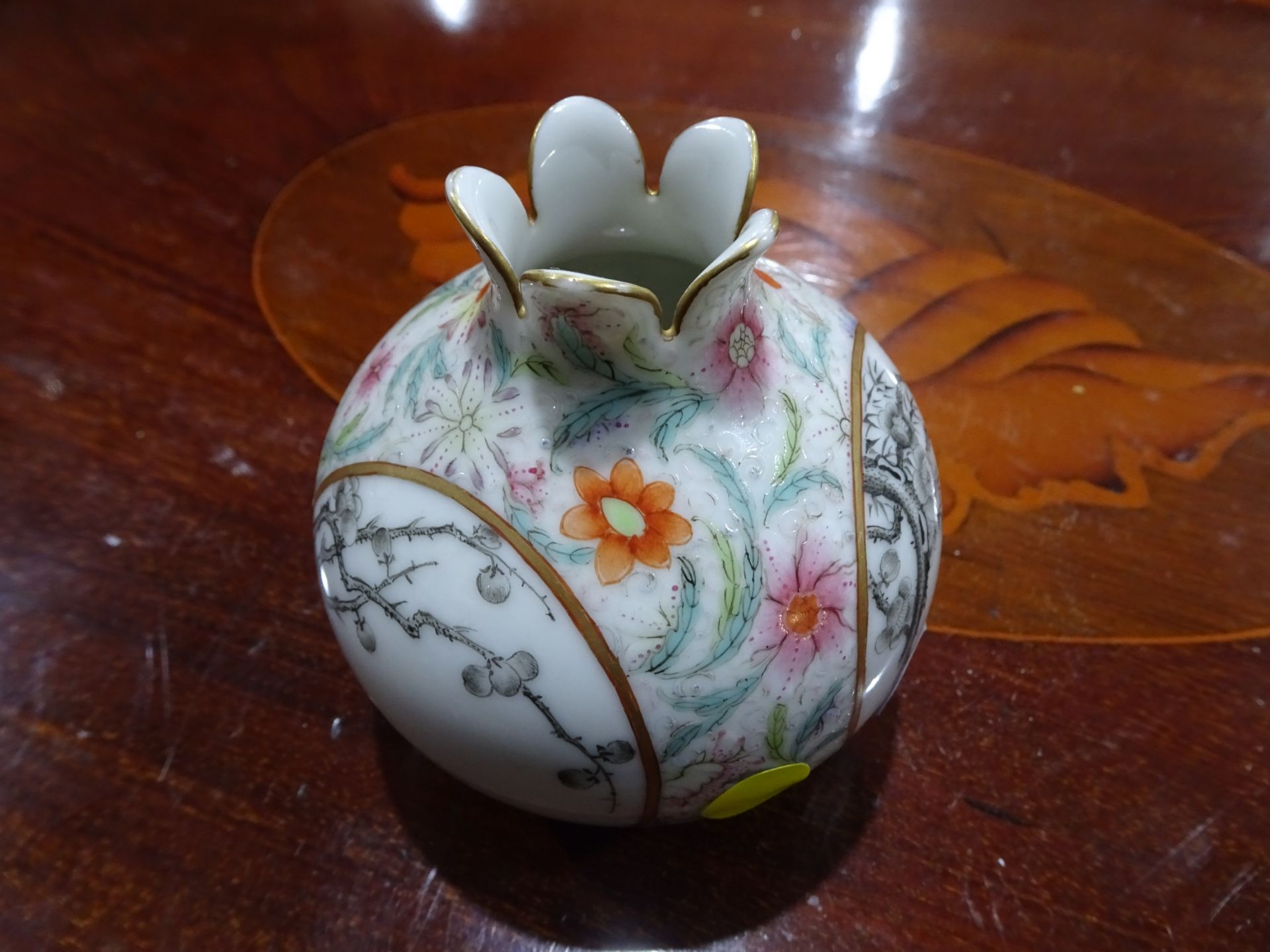 A CHINESE FAMILLE ROSE 'POMEGRANATE' VASE, decorated en grisaille to three circular reserves with - Bild 2 aus 5