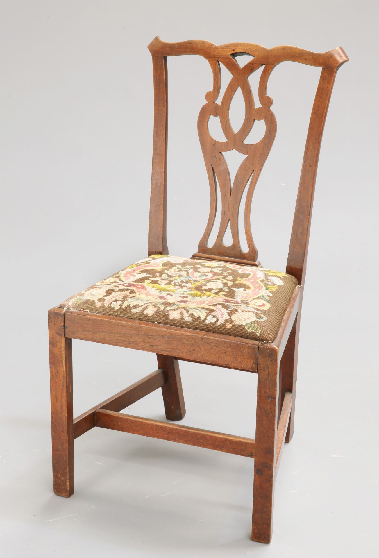 AN 18TH CENTURY COUNTRY CHIPPENDALE MAHOGANY SIDE CHAIR WITH 17TH CENTURY STUMPWORK SEAT COVER, with - Bild 3 aus 3