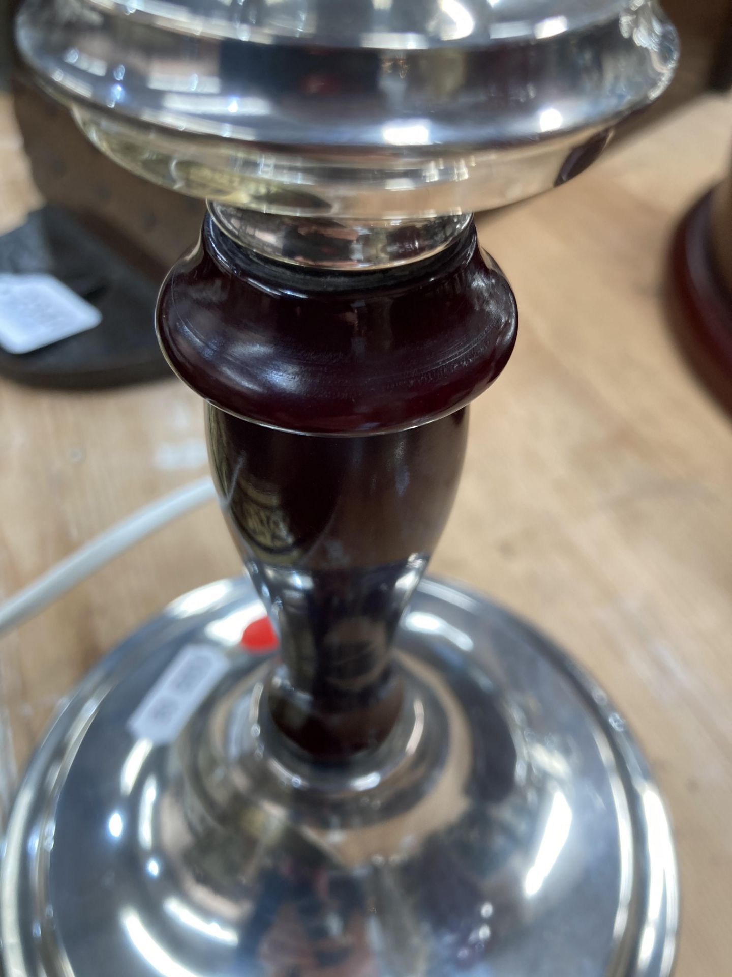 A SILVER TABLE LAMP, by Walker & Hall, Sheffield 1906, turned Bakelite column on a circular base. - Bild 6 aus 6