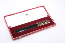 A 9 CARAT GOLD AND NEPHRITE LETTER OPENER BY ASPREY CO. LTD, London 1971, the nephrite blade encased