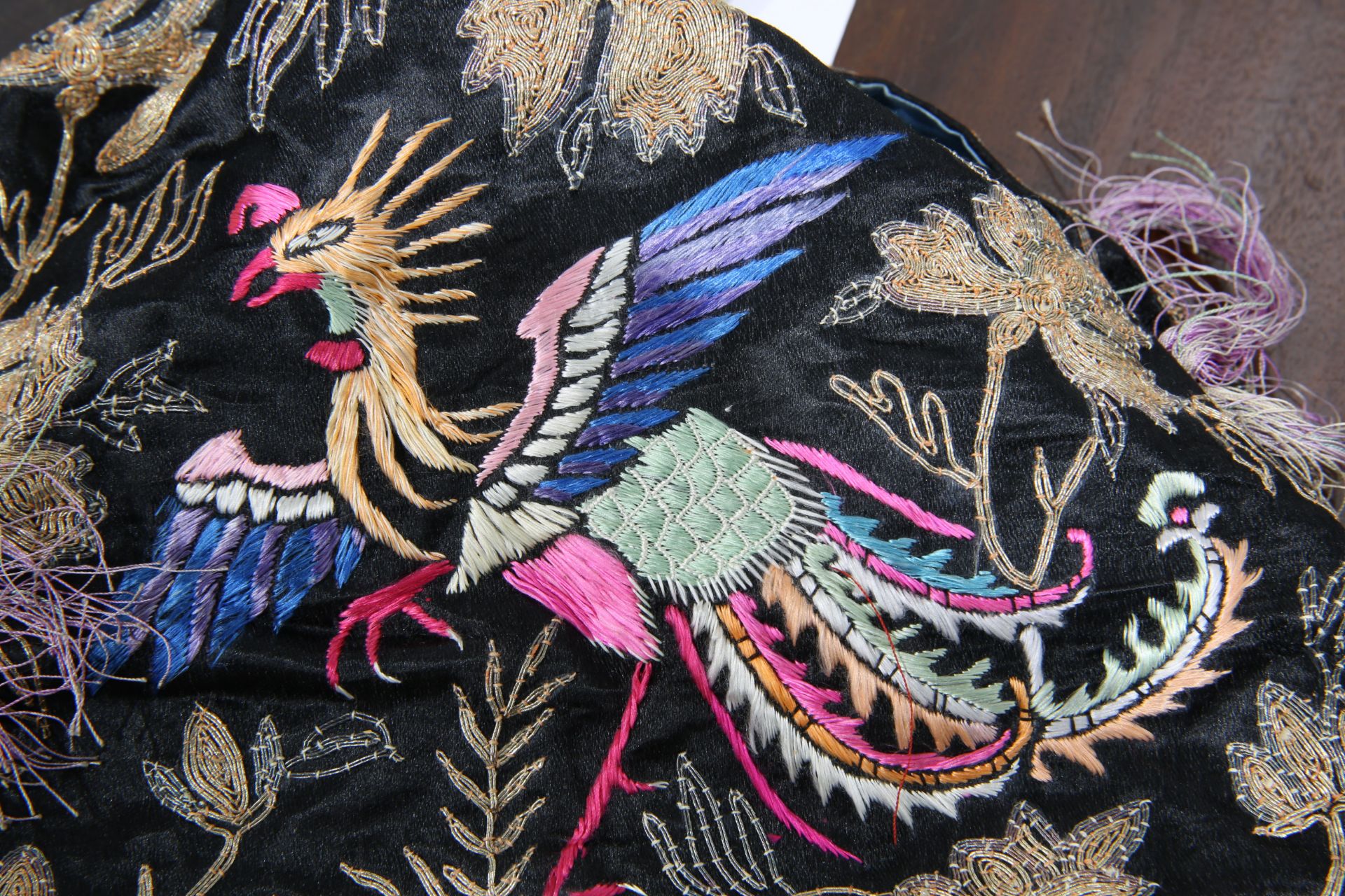 A CHINESE SILK HANDBAG, WITH CARVED JADE HANDLES, embroidered with hoho bird amongst foliage, to the - Bild 4 aus 4