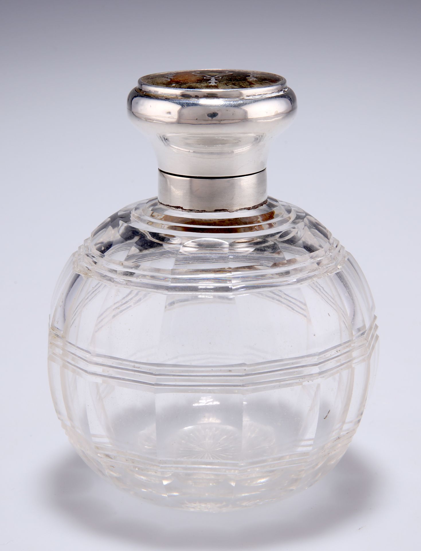 A GEORGE V SILVER AND TORTOISESHELL TOPPED CUT-GLASS SCENT BOTTLE, by William Comyns & Sons, - Bild 2 aus 3