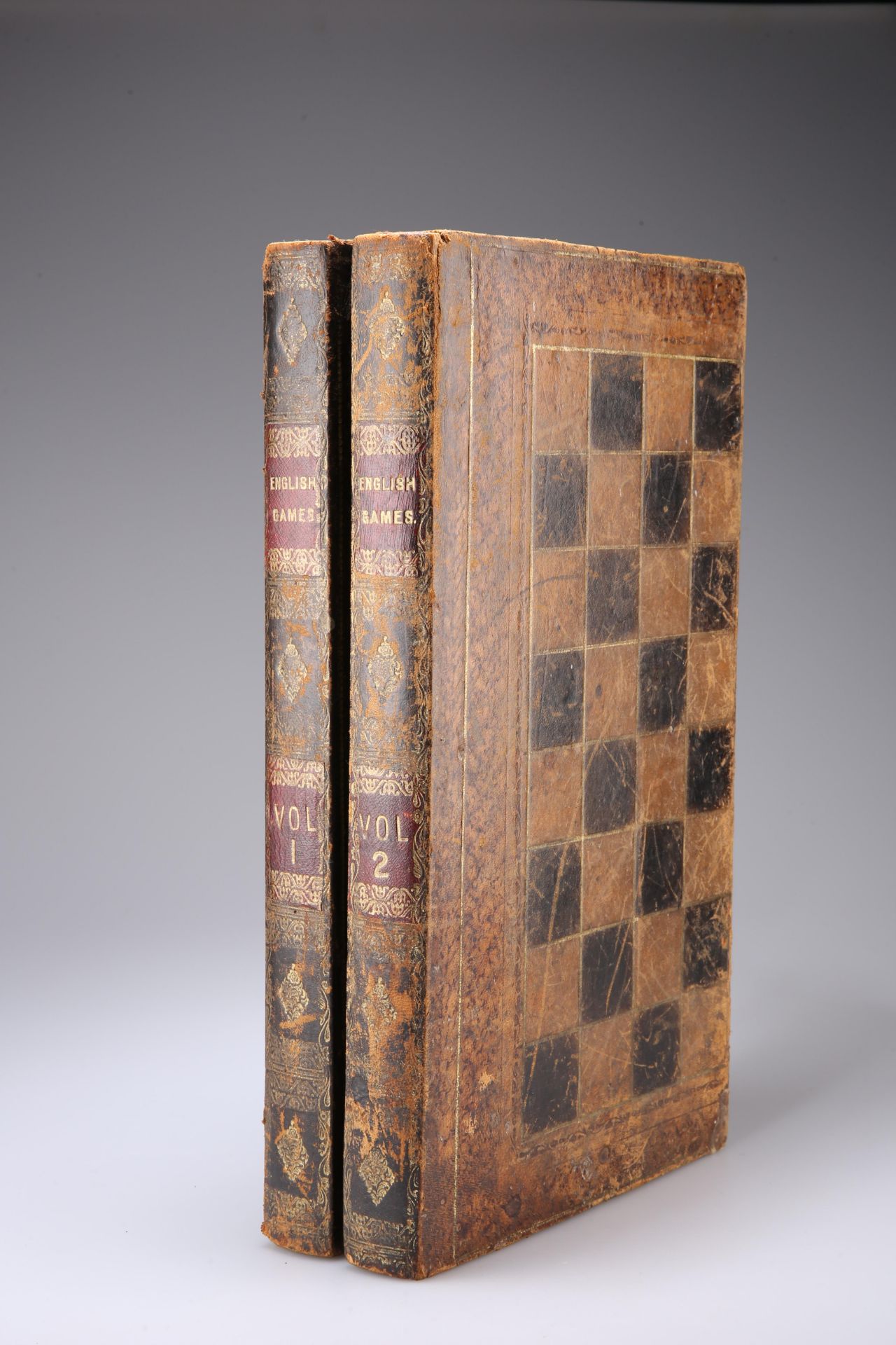 AN EARLY 20TH CENTURY LEATHER-BOUND CHESS AND BACKGAMMON BOARD, the hinged box in the form of two - Bild 2 aus 5