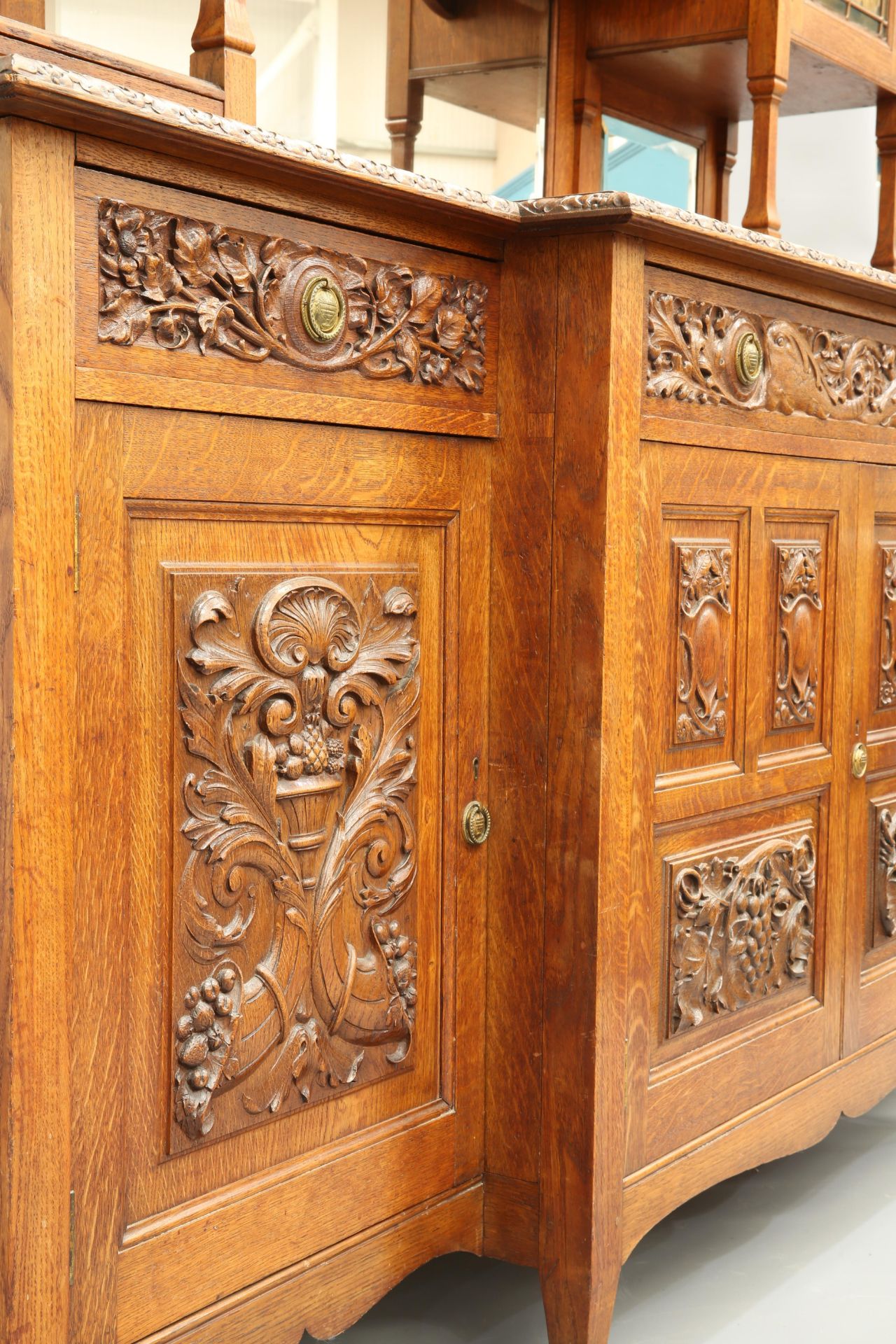 JOHN SHEARER FOR ARTHUR SIMPSON AN ARTS AND CRAFTS OAK MIRROR BACK SIDEBOARD, the superstructure - Bild 3 aus 4