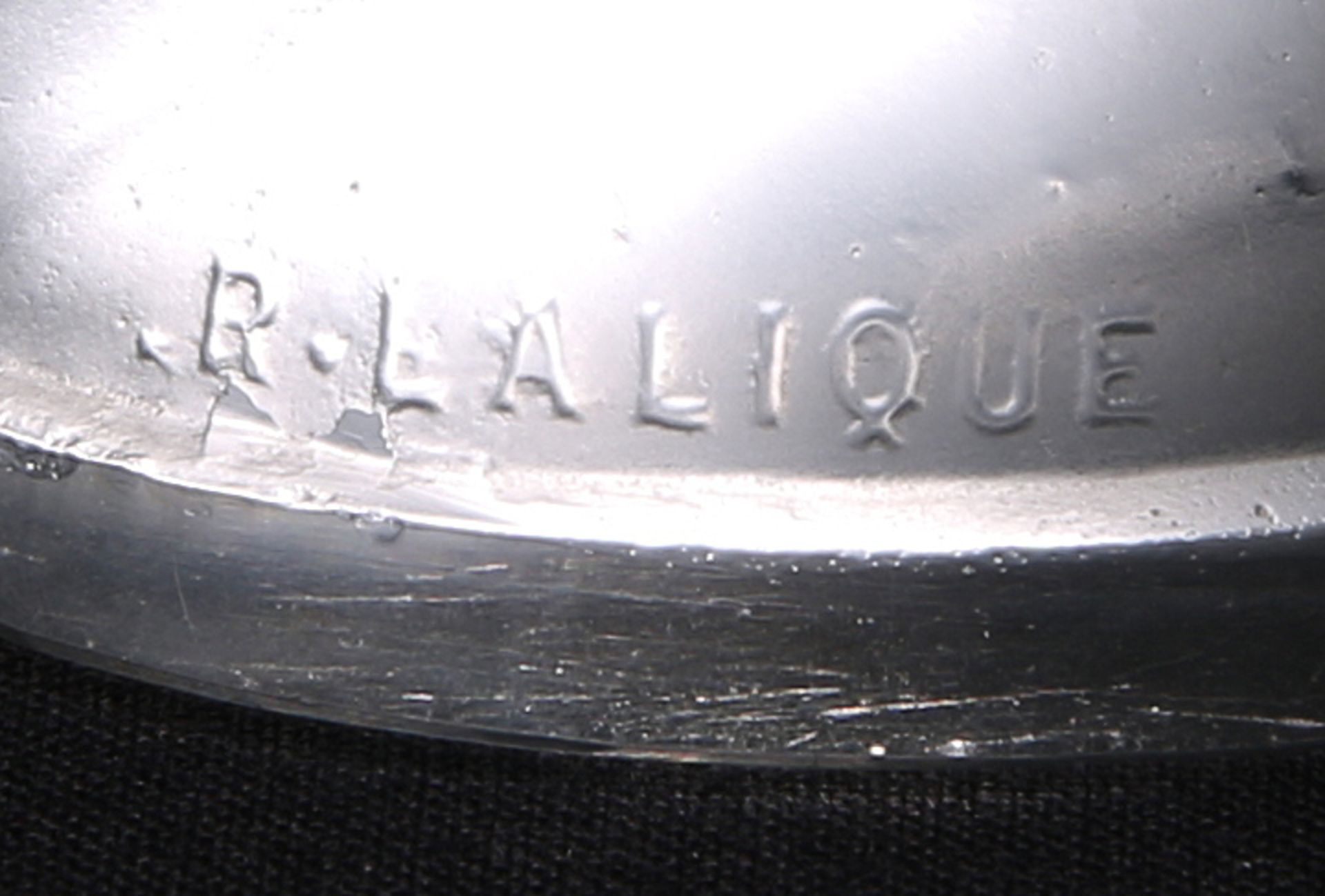 RENÉ LALIQUE (FRENCH, 1860-1945) A 'VITESSE' CAR MASCOT, DESIGNED IN 1929, clear satin glass, no. - Bild 5 aus 9