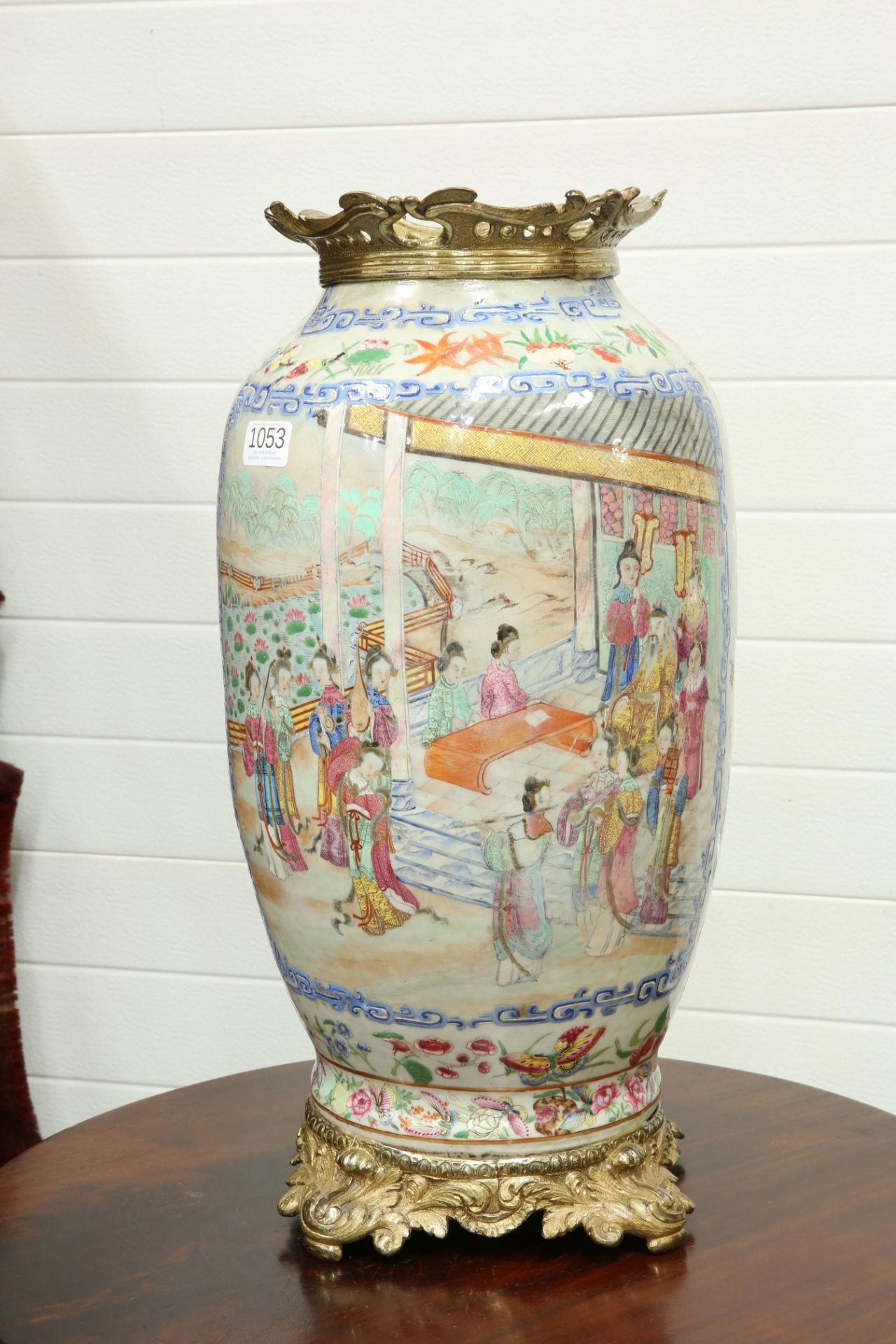 A LARGE 19TH CENTURY CANTONESE FAMILLE ROSE GILT-METAL MOUNTED VASE, ovoid, painted to either side - Bild 6 aus 7