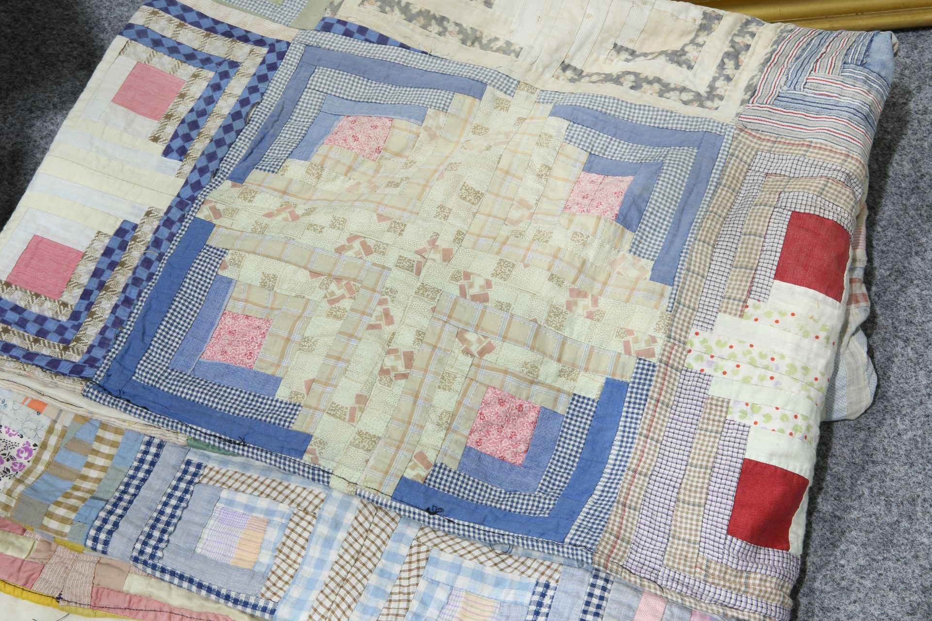 A DURHAM PATCHWORK QUILT. Approx. 248cm by 180cmThe absence of a Condition Report does not imply - Bild 2 aus 3