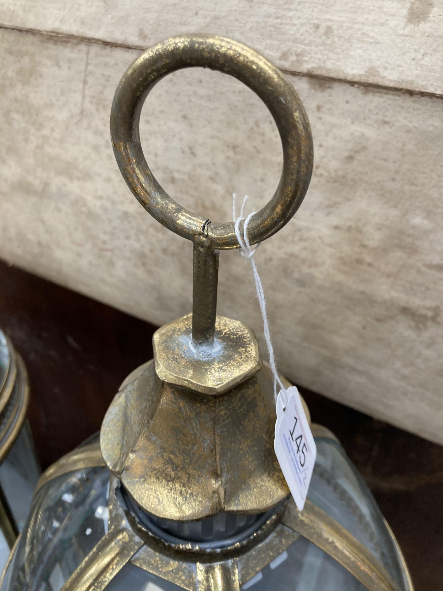 A PAIR OF PERIOD STYLE GILT METAL HANGING LANTERNS, each with domed top and hinged door. 78cm high - Bild 2 aus 6