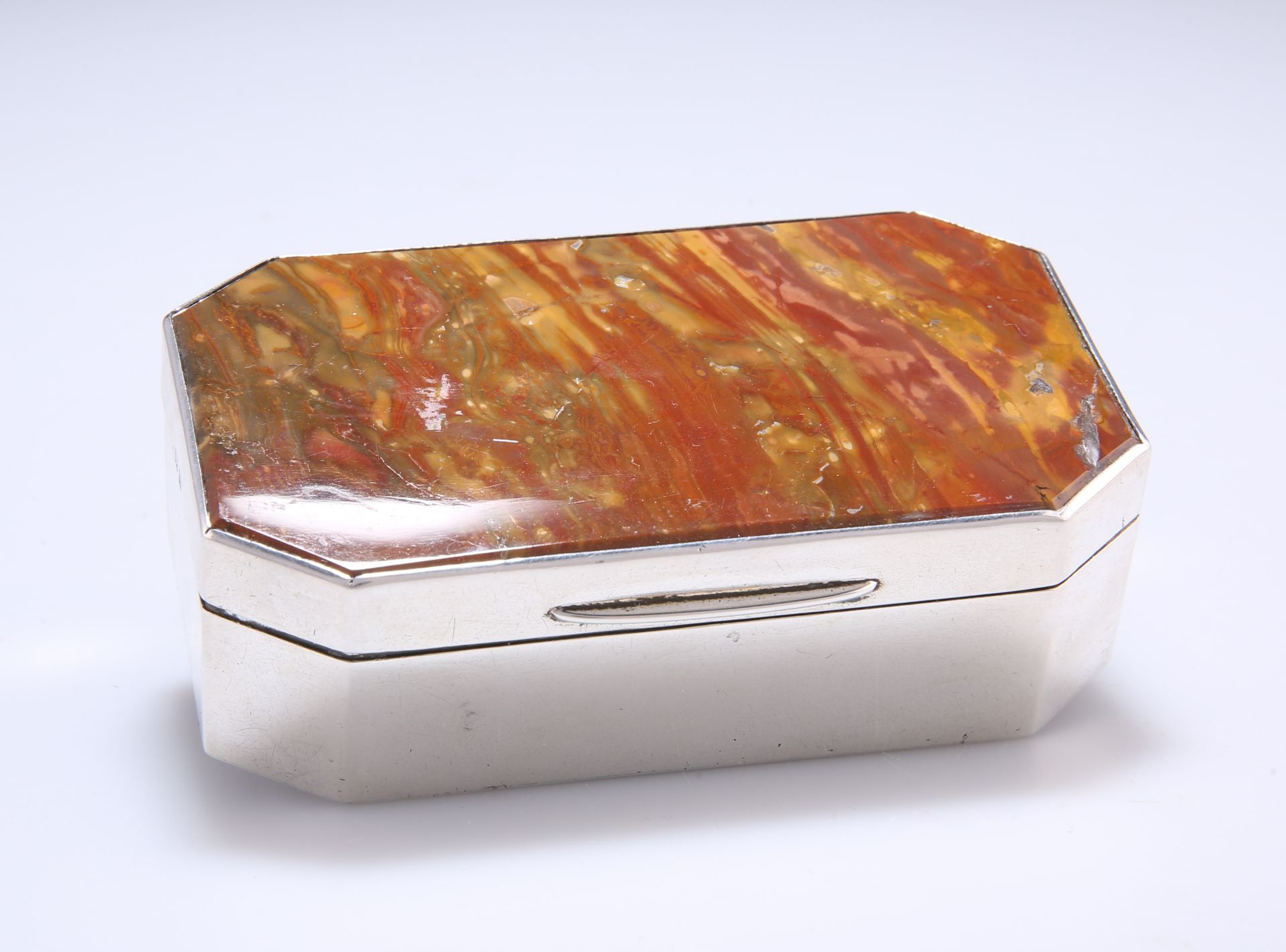 A GEORGE V SILVER AND AGATE BOX, by Harry Synyer & Charles Joseph Beddoes, Birmingham 1915,