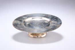 AN EDWARDIAN SILVER TAZZA, by Goldsmiths & Silversmiths Co Ltd, London 1907, the circular dish