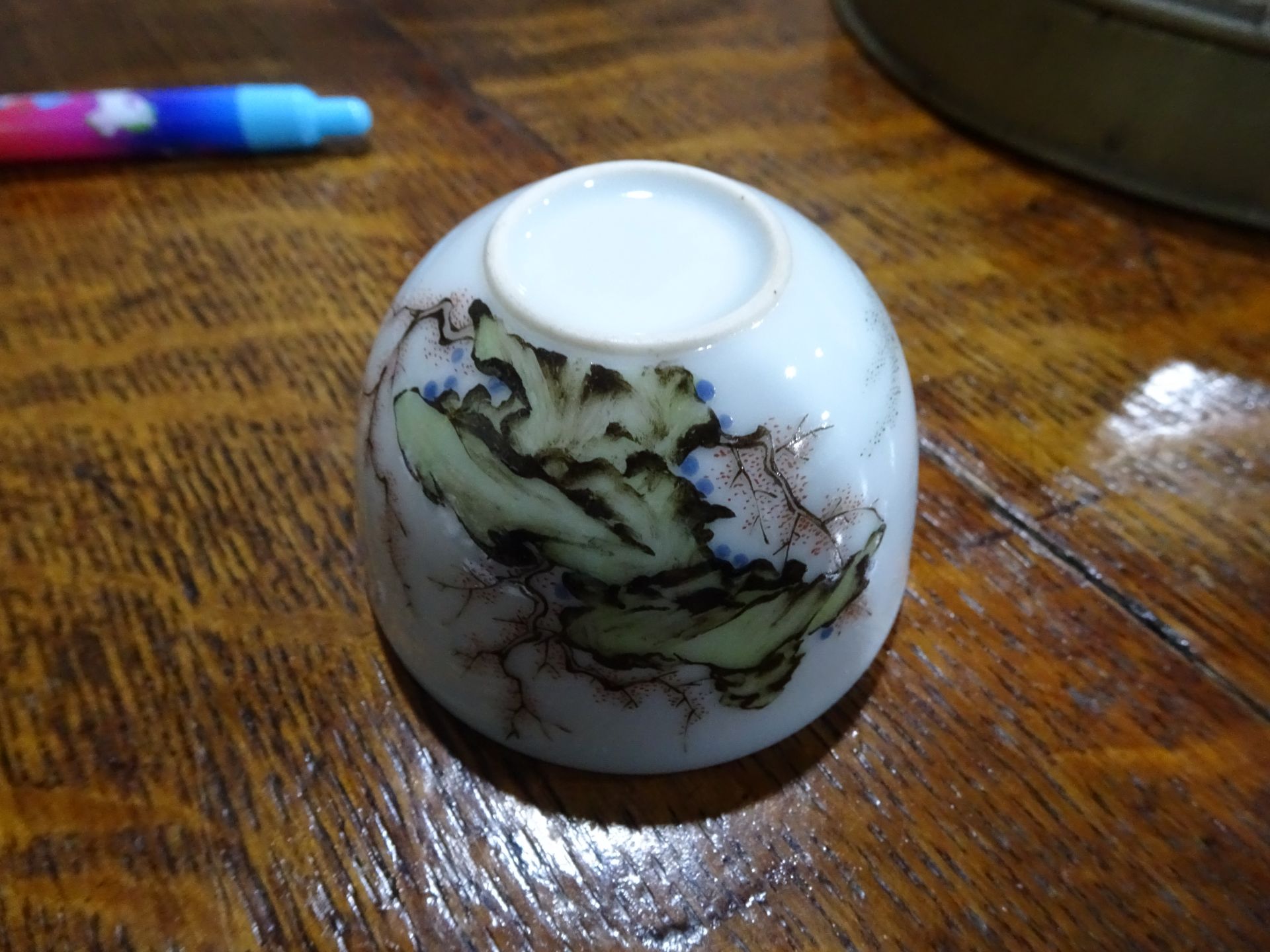 A CHINESE TEA BOWL, circular, painted with a lady reading at a table while a man attempts to scare - Bild 6 aus 7