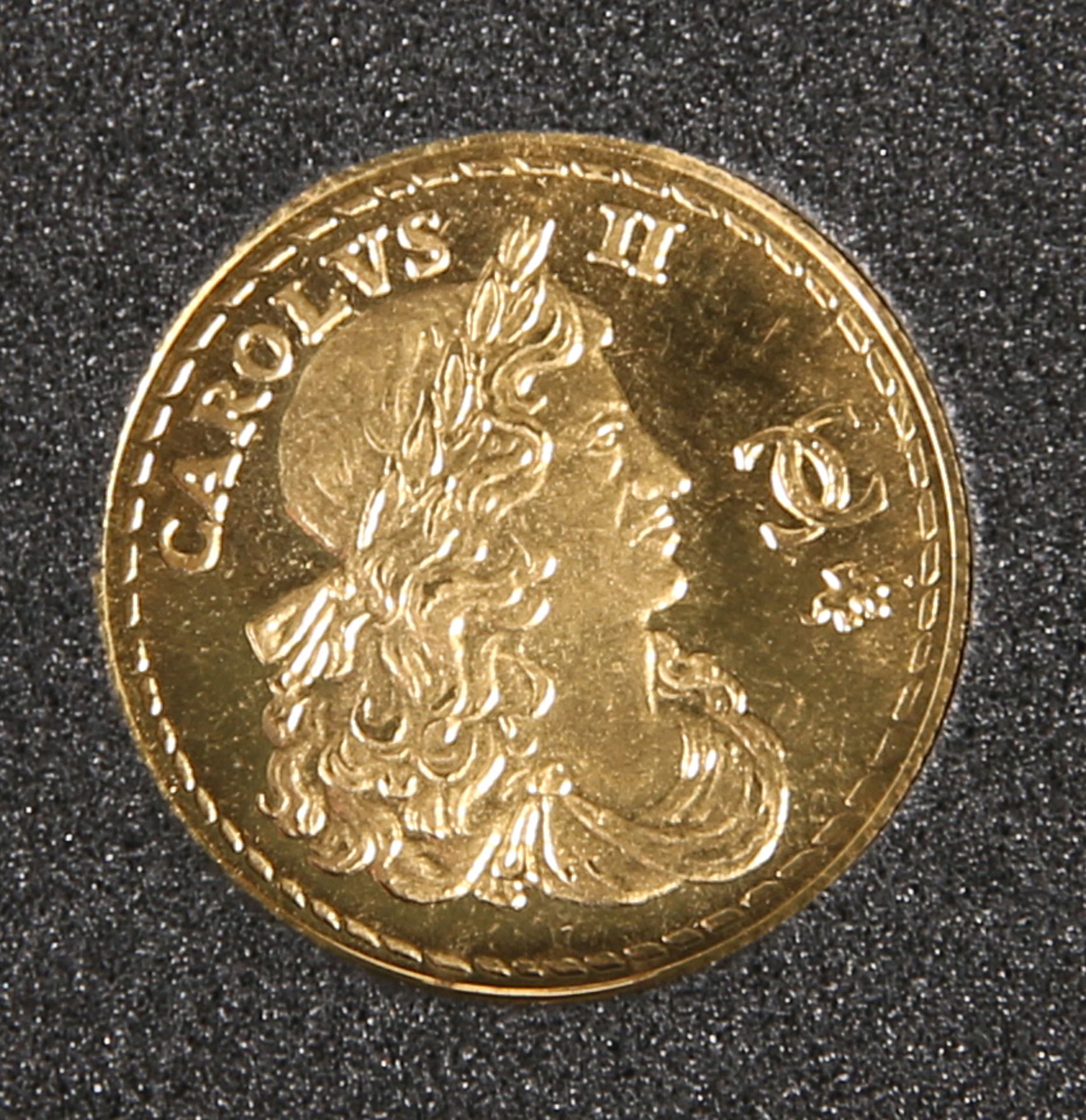 A POBJOY GOLD PROOF MEDALLION, "H.M.S. ROYAL SOVEREIGN", minted in 9 carat gold to half sovereign