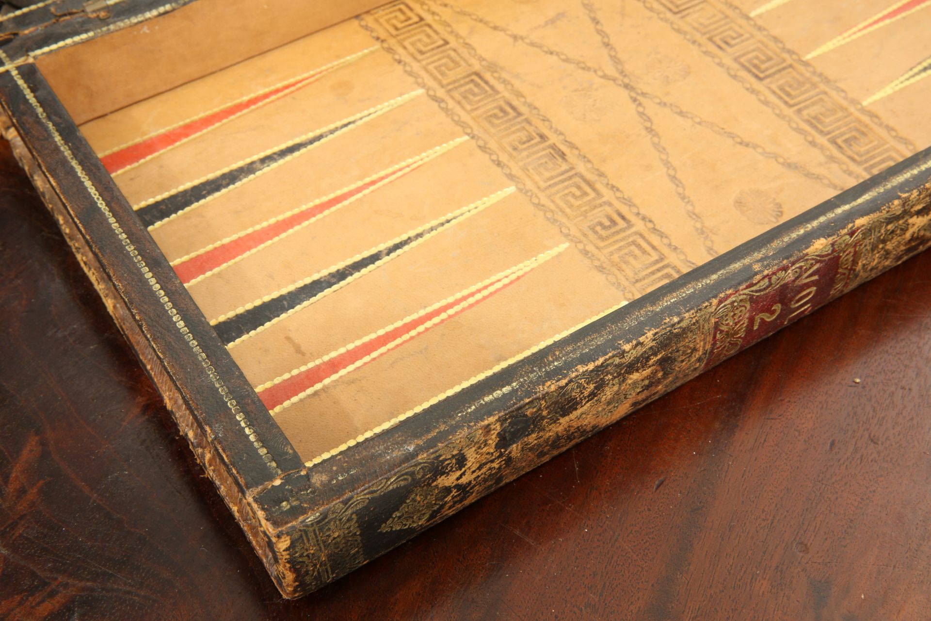 AN EARLY 20TH CENTURY LEATHER-BOUND CHESS AND BACKGAMMON BOARD, the hinged box in the form of two - Bild 3 aus 5