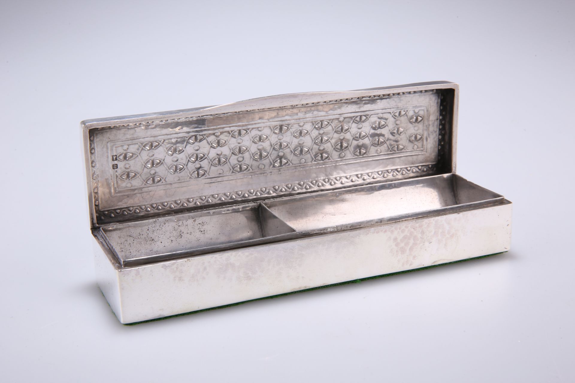 A LIBERTY & CO SILVER STAMP BOX, Birmingham 1912, rectangular planished form with hinged lid, two - Bild 2 aus 2