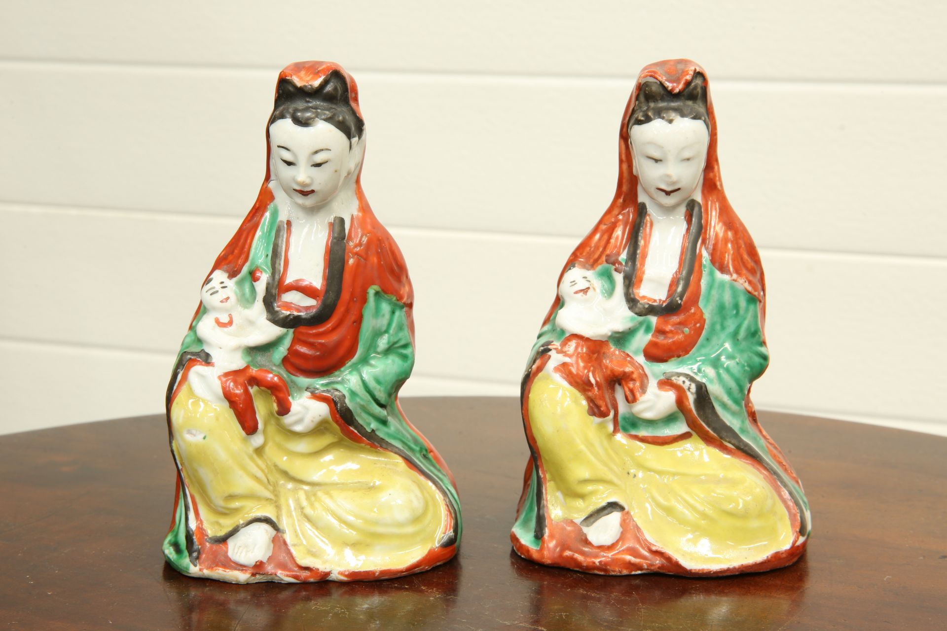 A PAIR OF CHINESE FAMILLE VERTE FIGURES OF GUANYIN, the Bodhisattva modelled seated at each with - Bild 2 aus 6