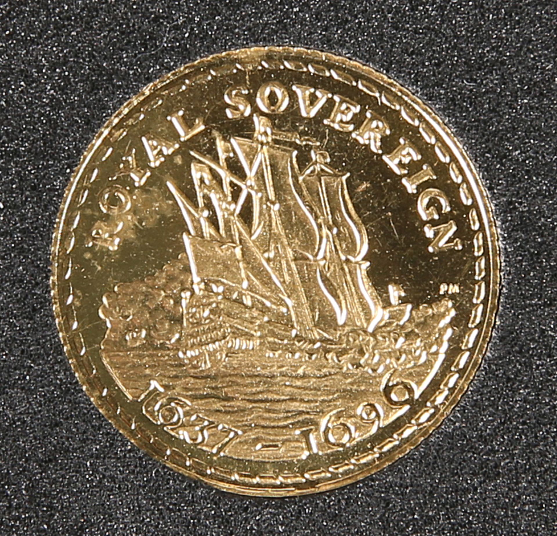 A POBJOY GOLD PROOF MEDALLION, "H.M.S. ROYAL SOVEREIGN", minted in 9 carat gold to half sovereign - Bild 2 aus 2