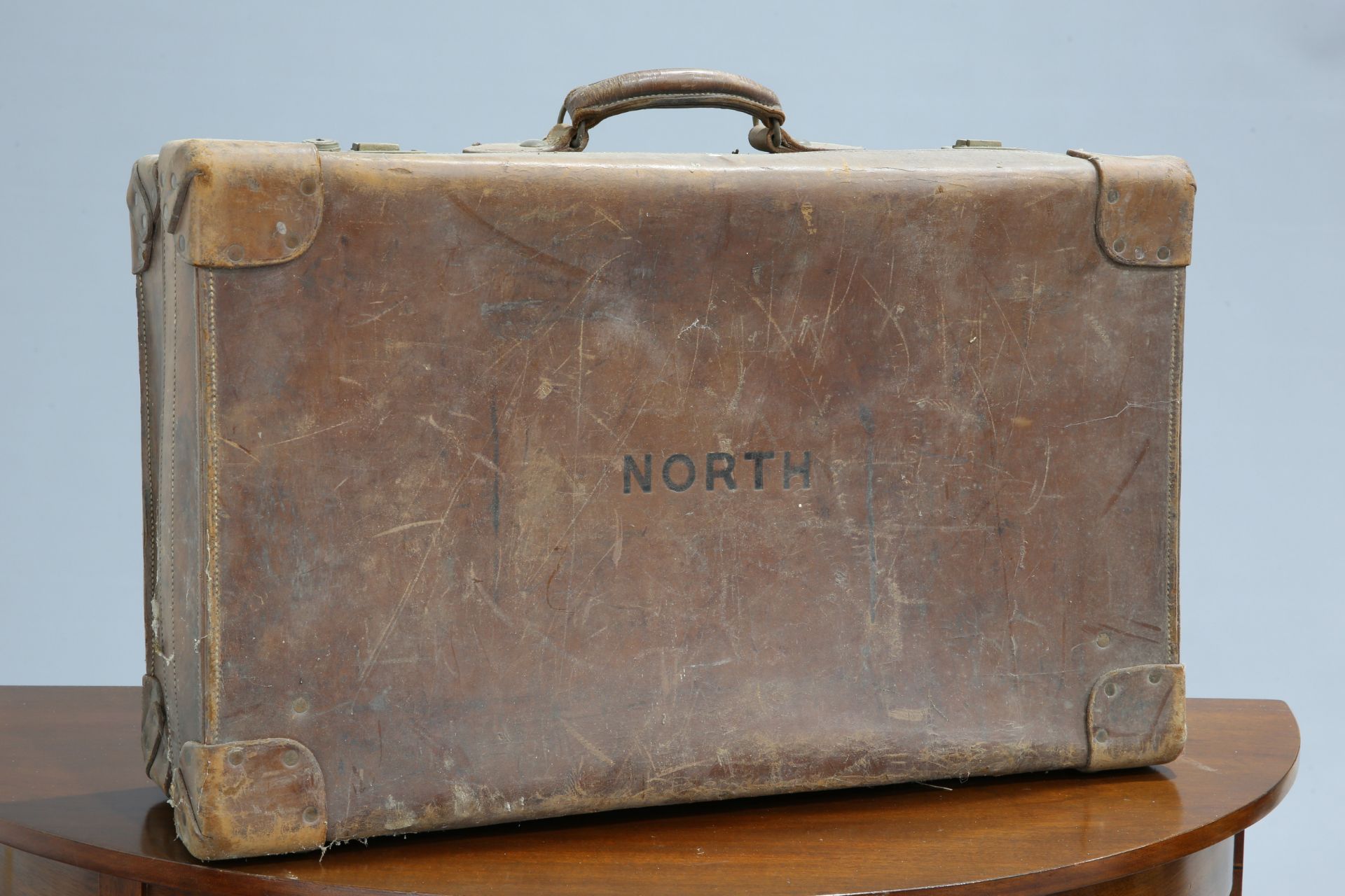 ~ FOUR PIECES OF VINTAGE LUGGAGE, including a large leather case with 'NORTH' printed to the lid; - Bild 2 aus 2