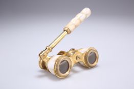 A PAIR OF BRASS-MOUNTED OPERA GLASSES, unsigned. 10cm wide