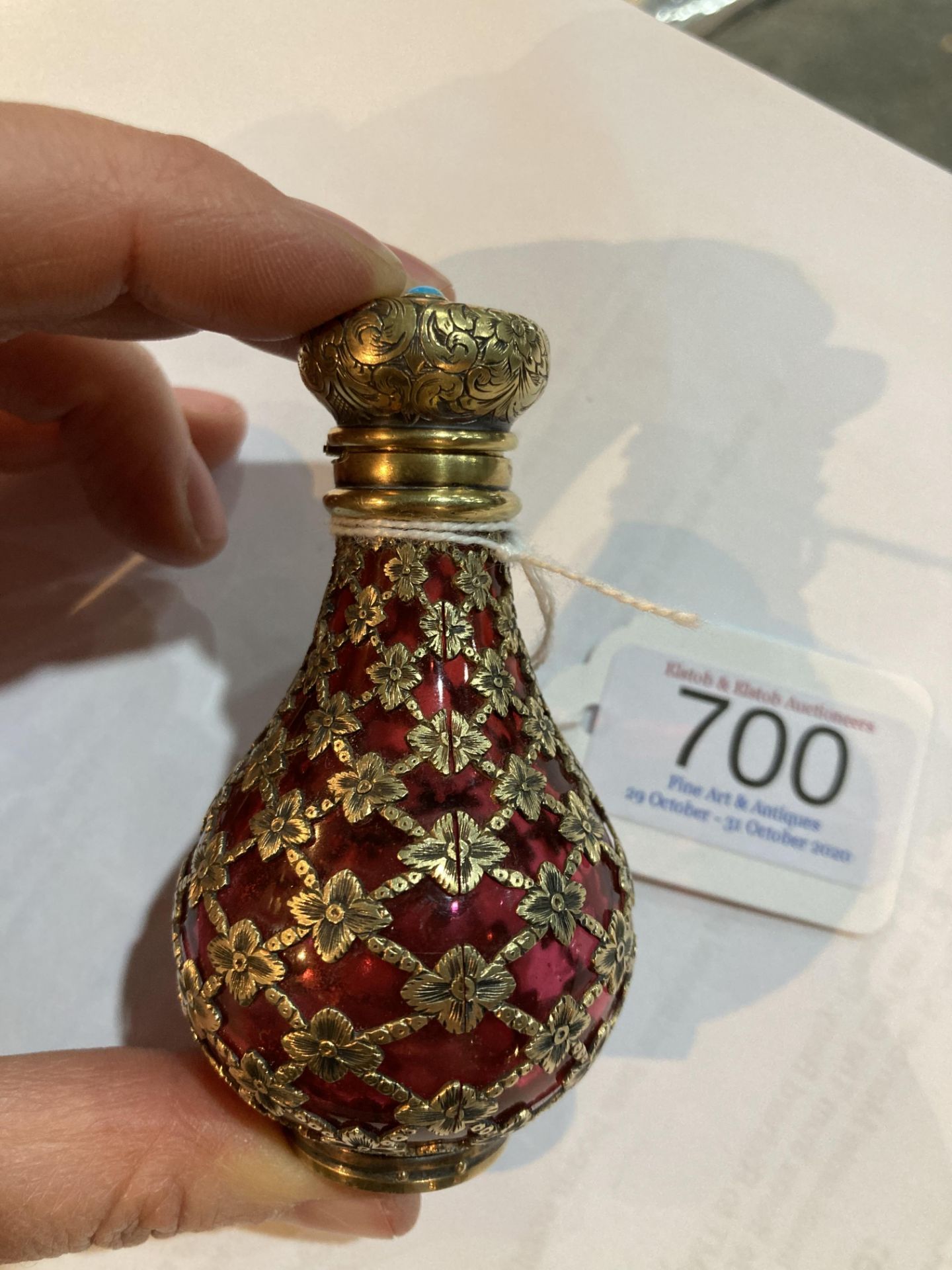 A VICTORIAN GILT-METAL MOUNTED CRANBERRY GLASS SCENT BOTTLE, the lattice overlay with flowerheads, - Bild 2 aus 6